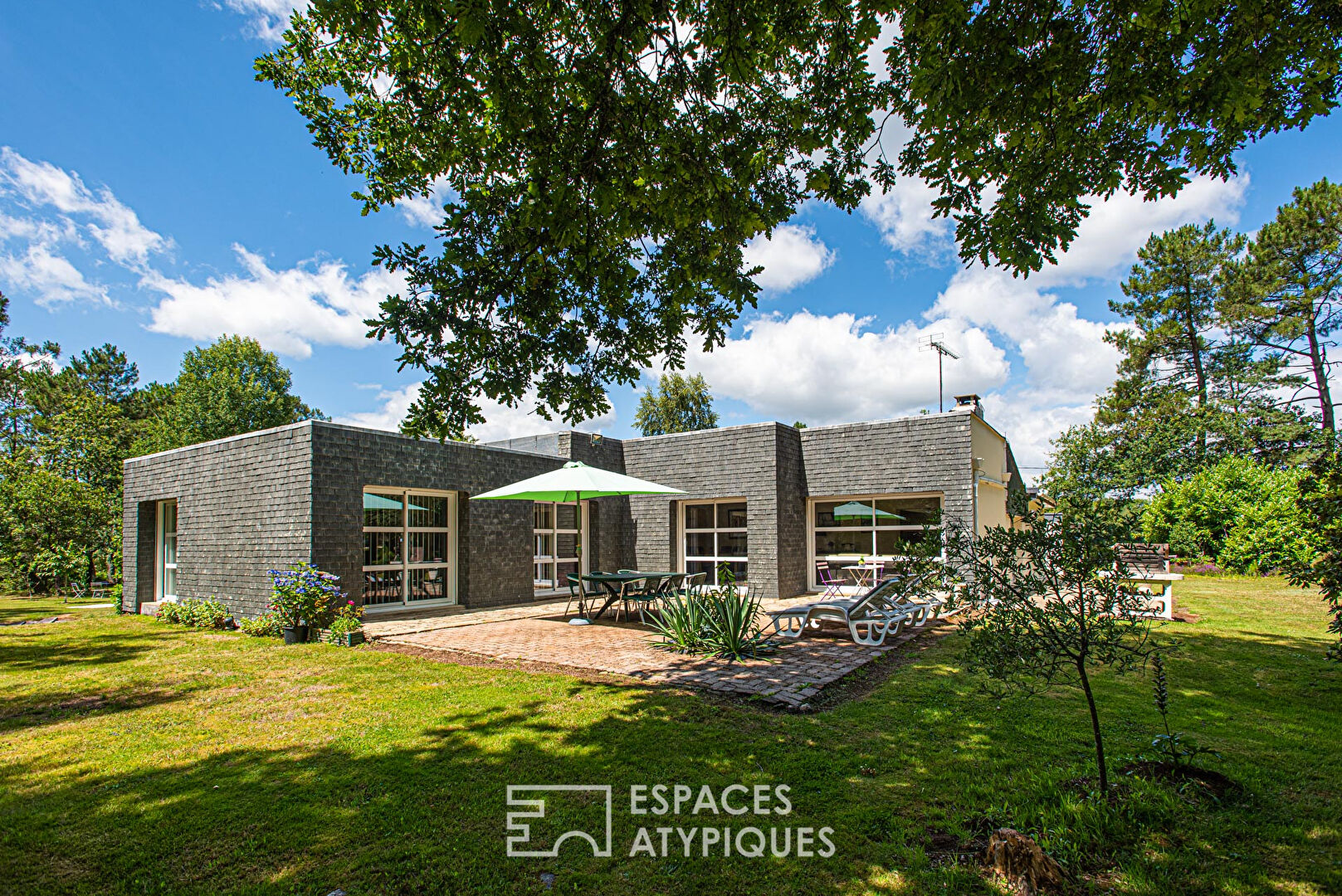 Maison d’architecte de plain-pied au coeur d’un environnement boisé