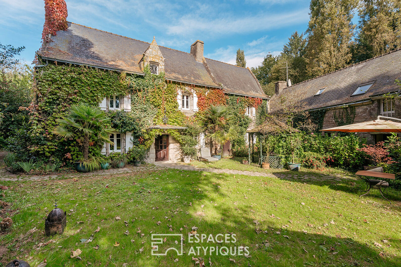 Manoir du XVI siècle dans son parc arboré proche des plages