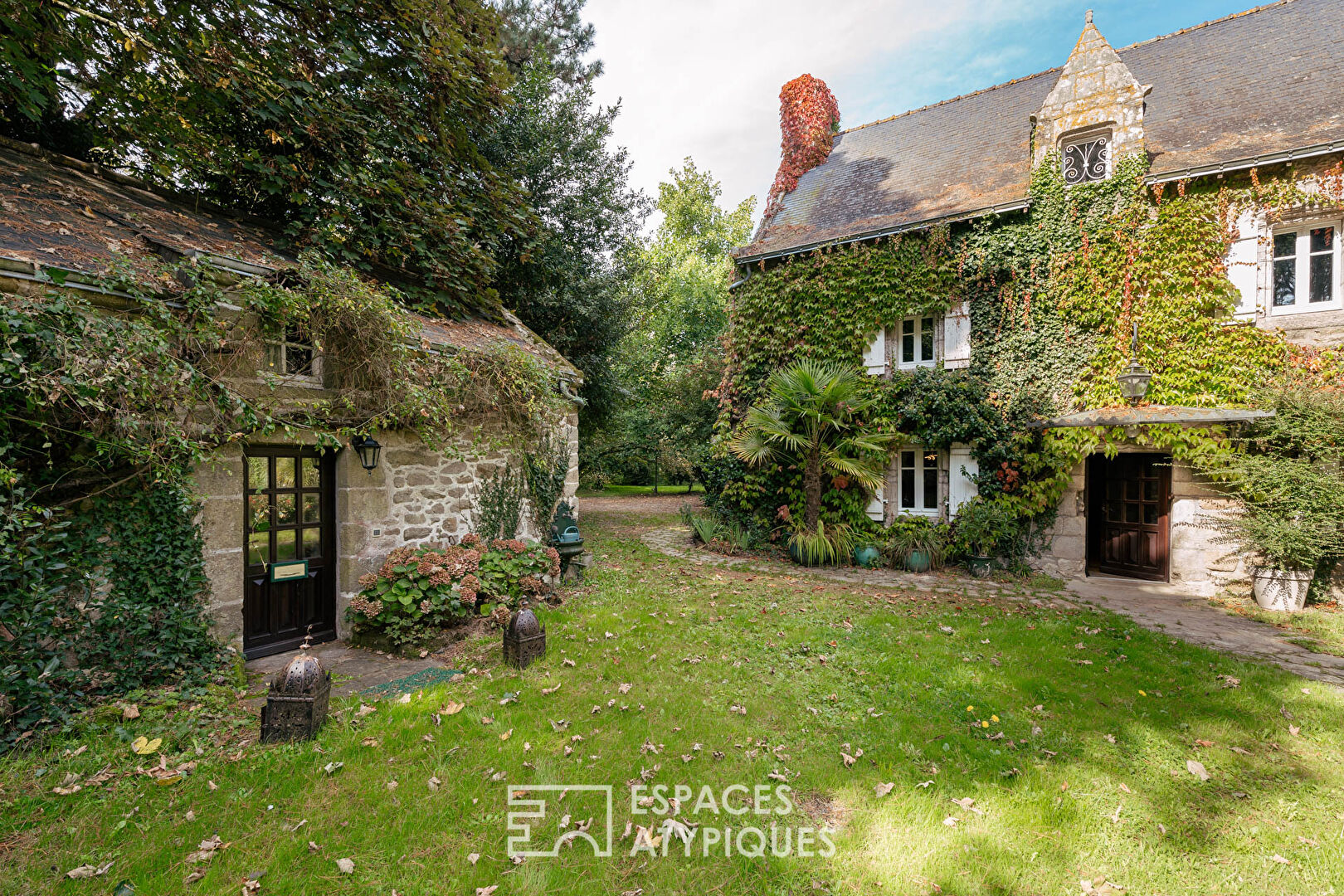 Manoir du XVI siècle dans son parc arboré proche des plages