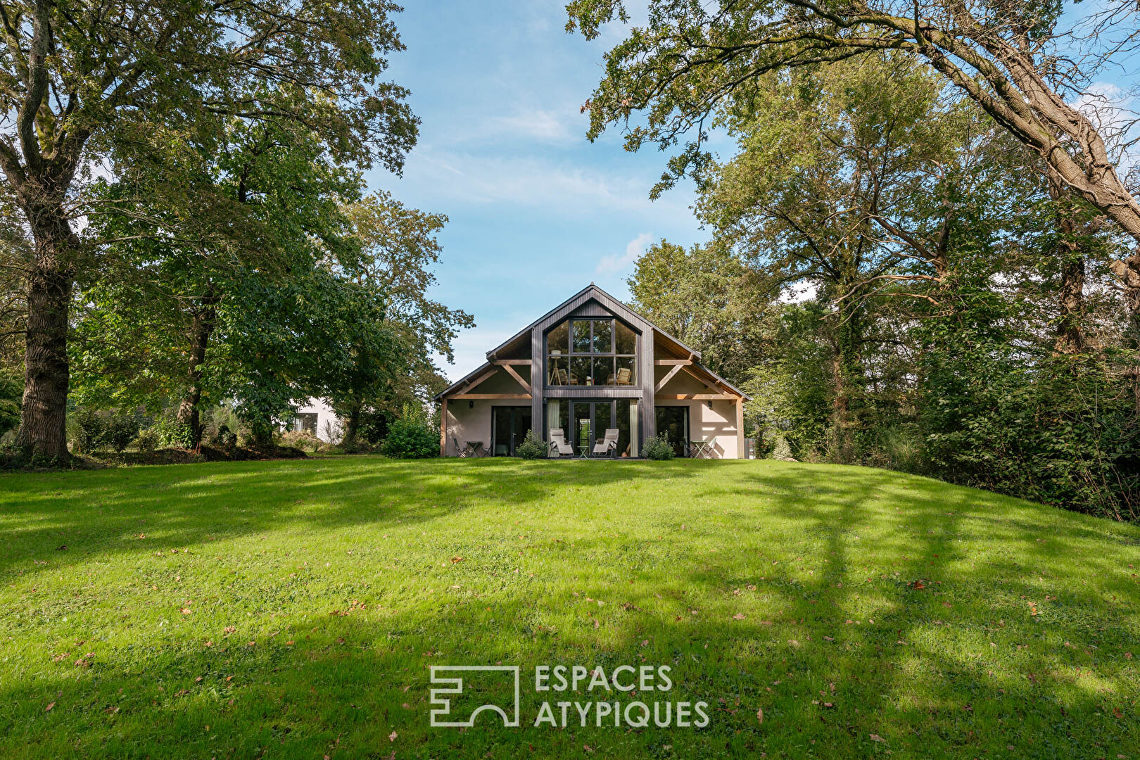 Ensemble de deux maisons dans son parc arboré