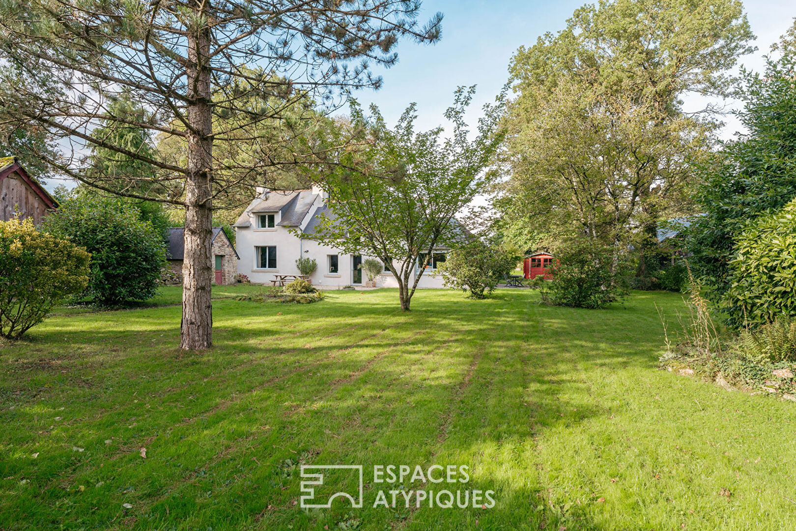 Ensemble de deux maisons dans son parc arboré