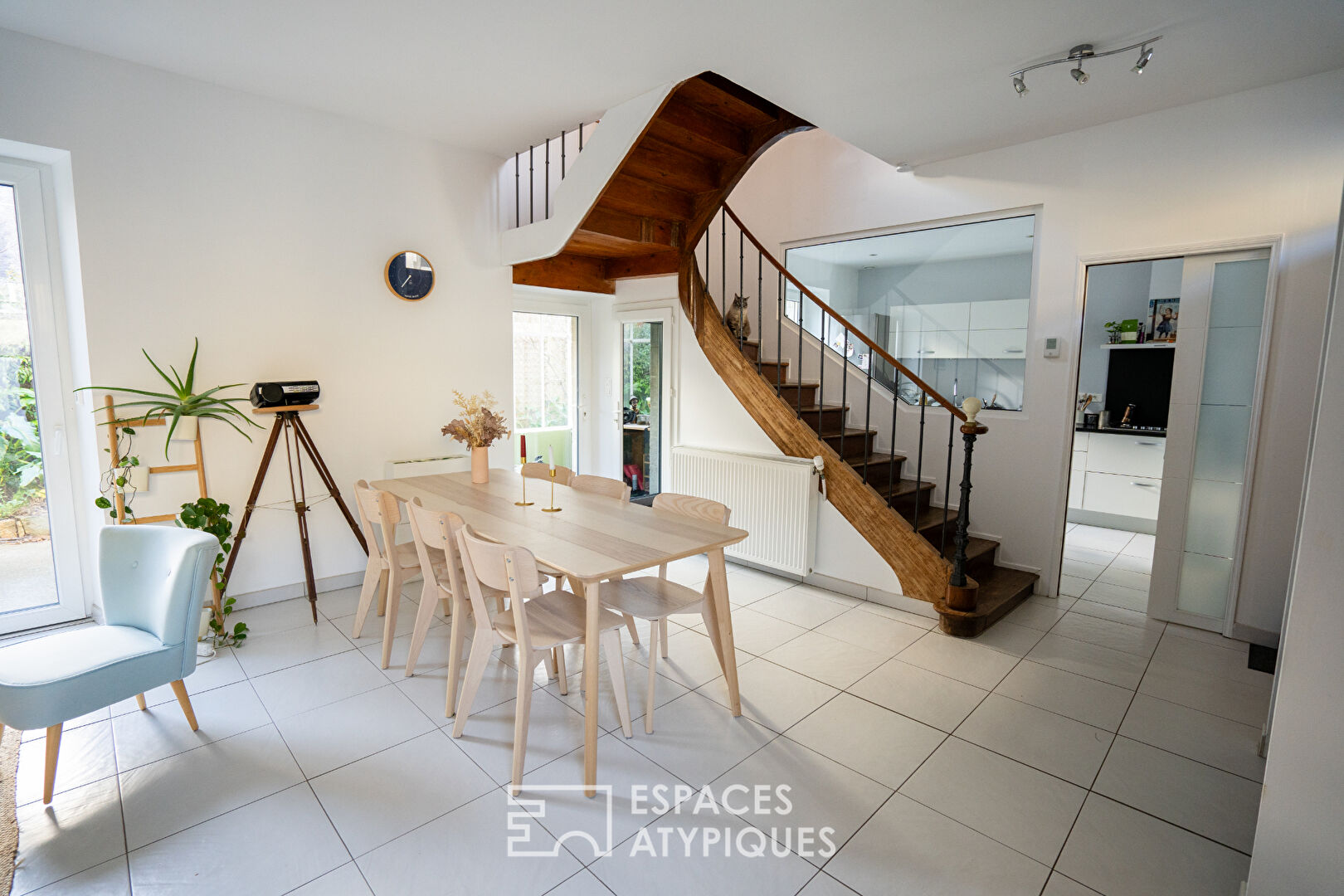 Elégante maison de ville rénovée avec cour arborée, cave et garage