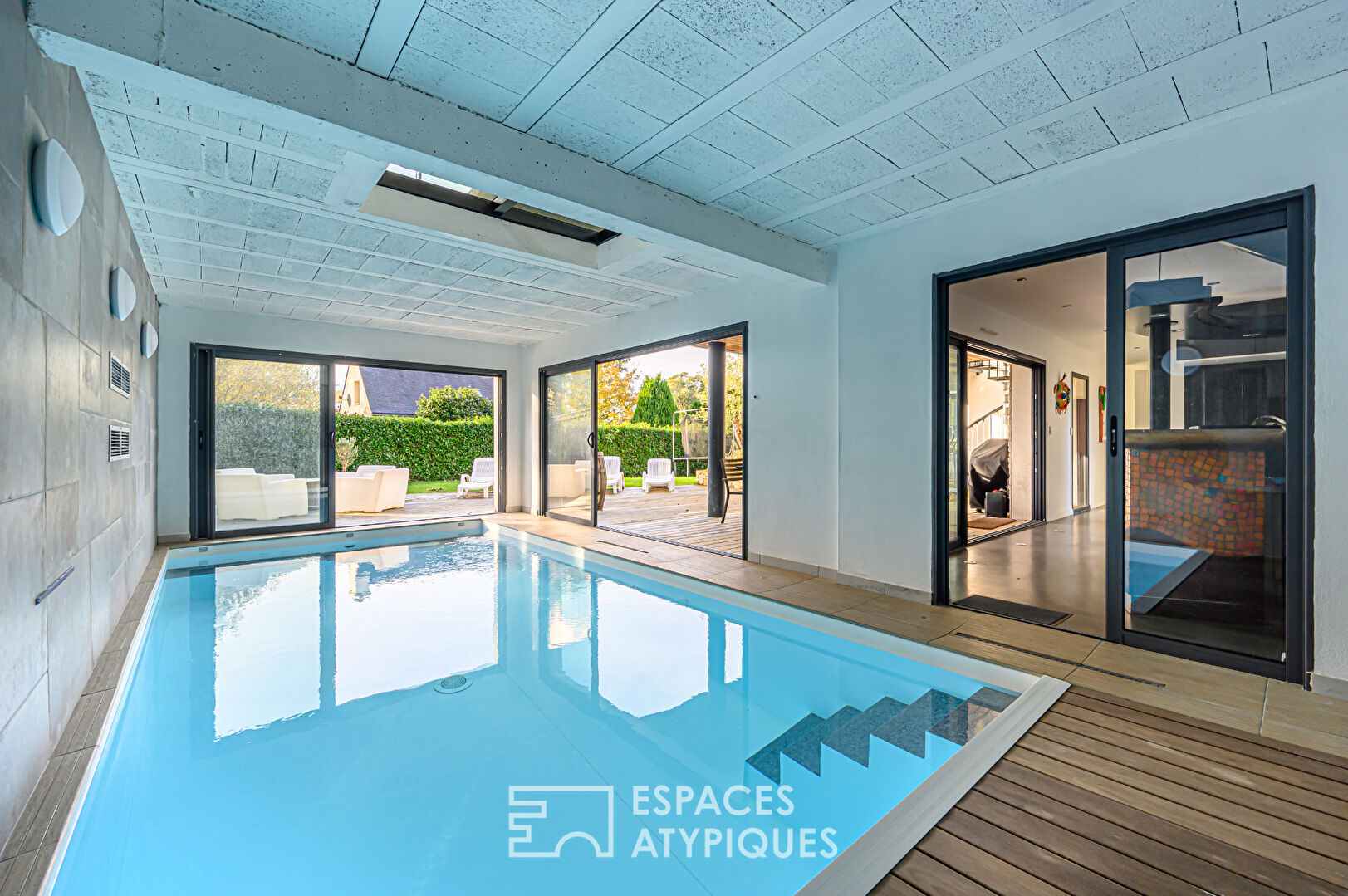 Villa contemporaine avec sa piscine intérieure