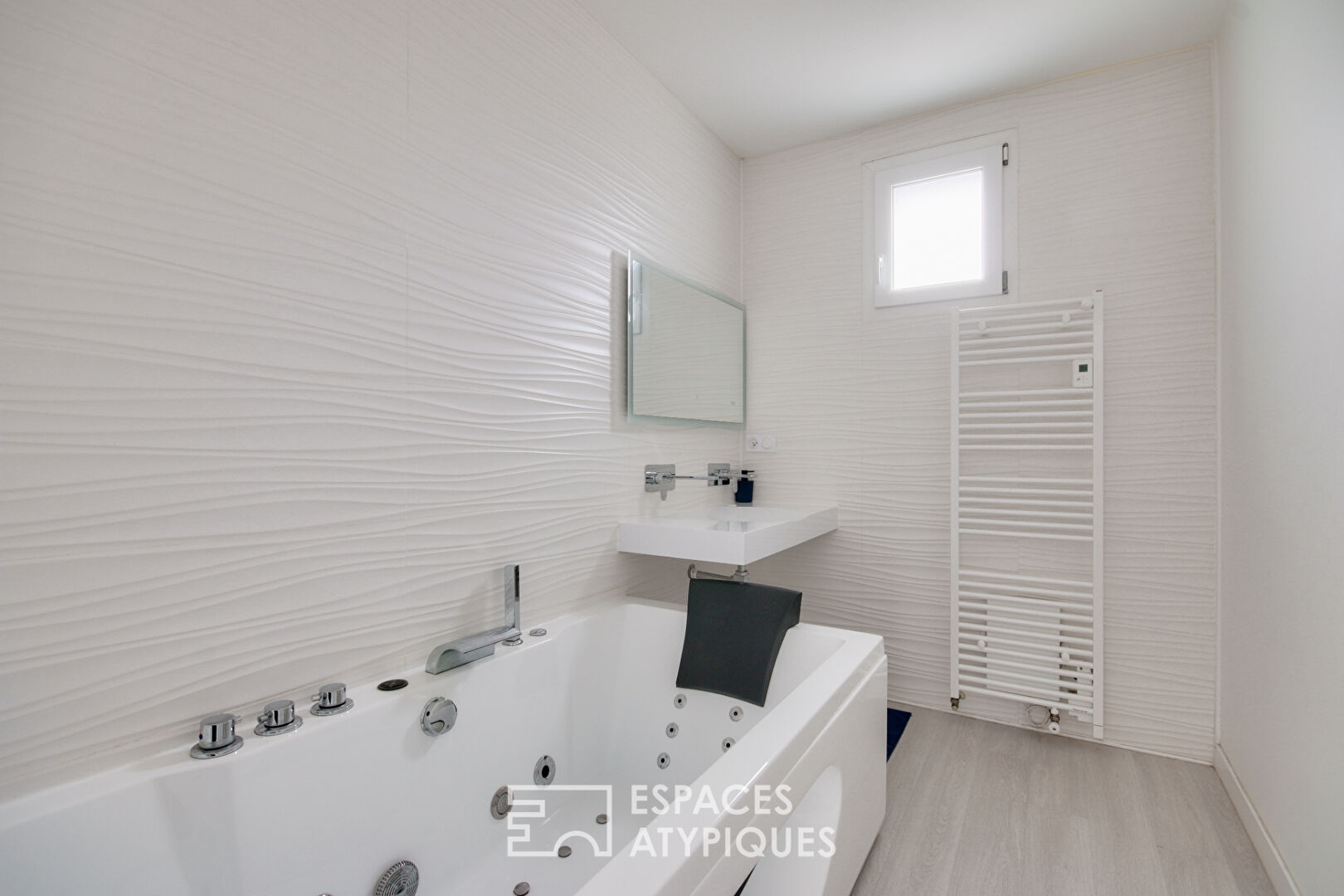 Maison contemporaine avec piscine intérieure et prestations haut de gamme à Vannes