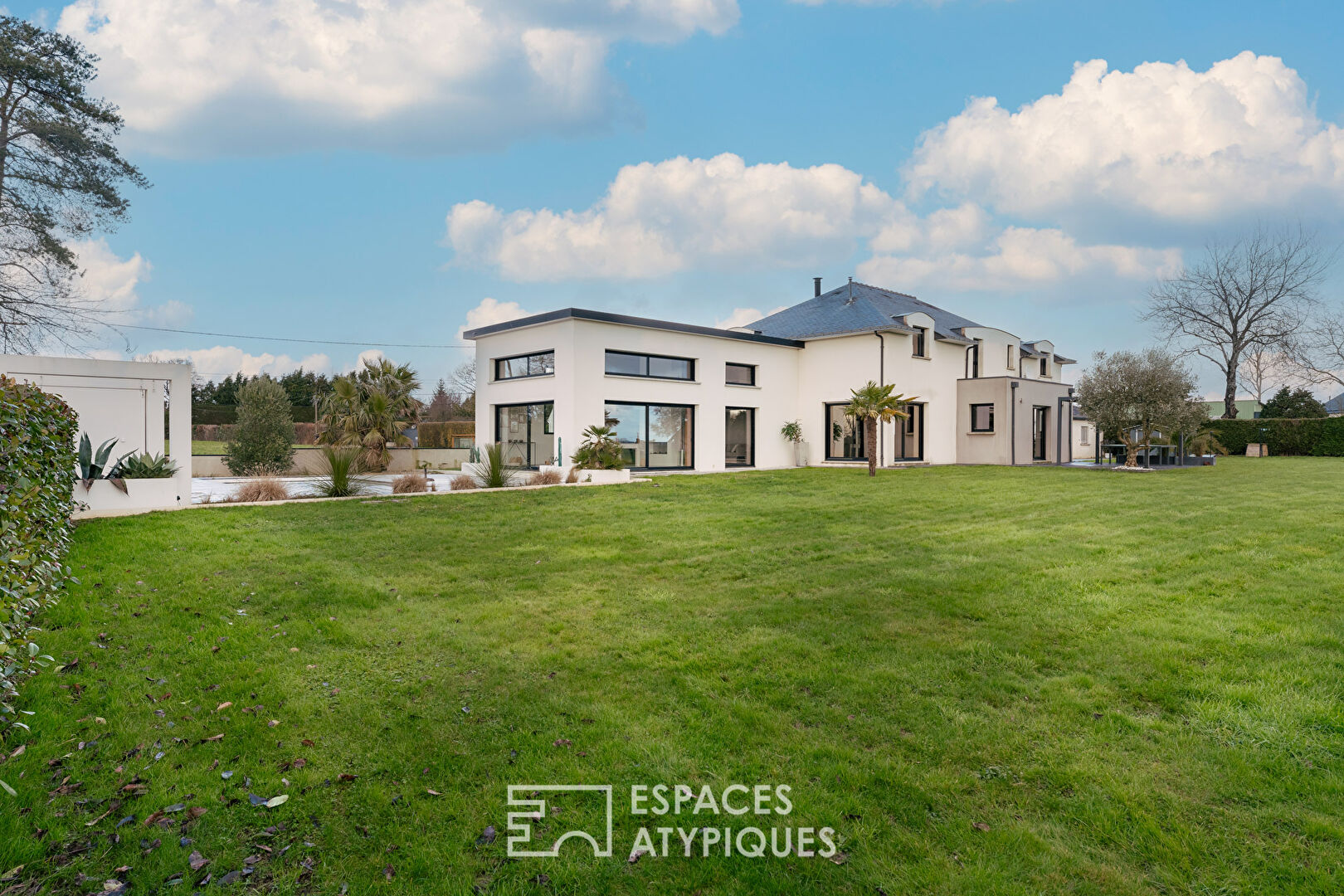 Maison design avec piscine et prestations haut de gamme