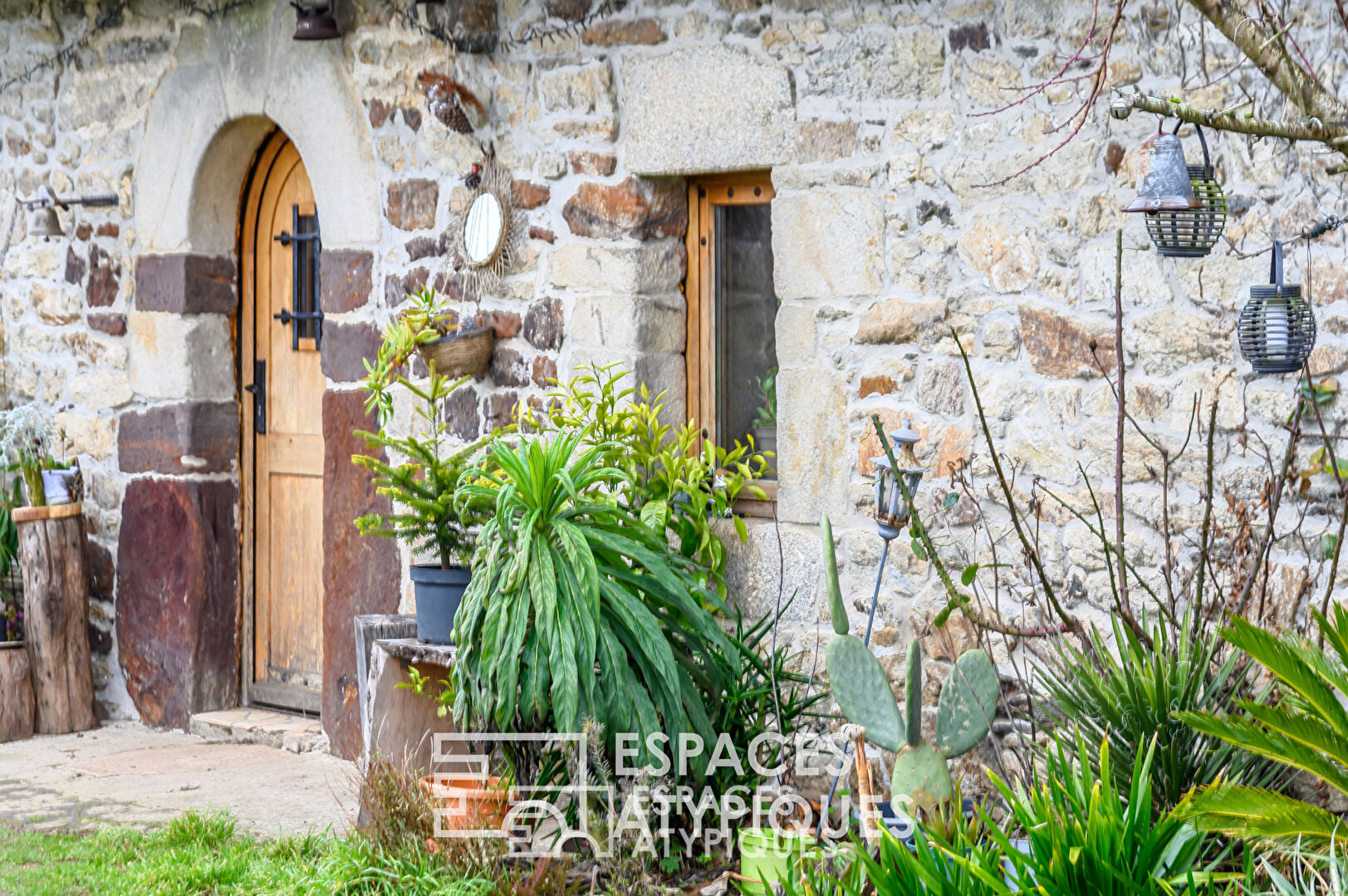 Authenticité et charme : longère en pierre avec jardin paysagé