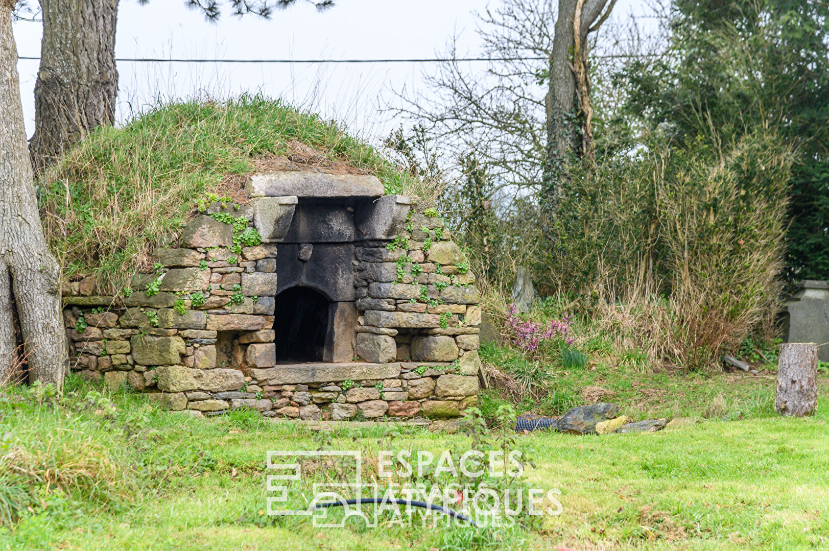 Authenticité et charme : longère en pierre avec jardin paysagé