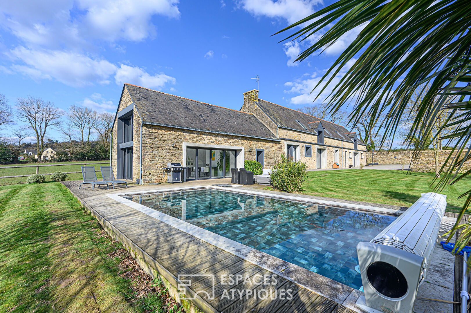 Charme Authentique et Luxe Contemporain : Propriété avec Piscine et Équipements Équestres