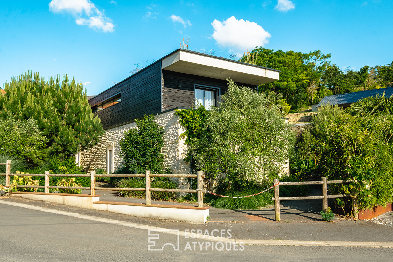 Maison d’architecte au toit plat végétalisé