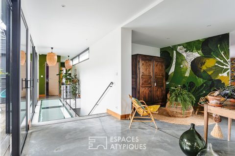 Maison d’architecte au toit plat végétalisé avec piscine à débordement