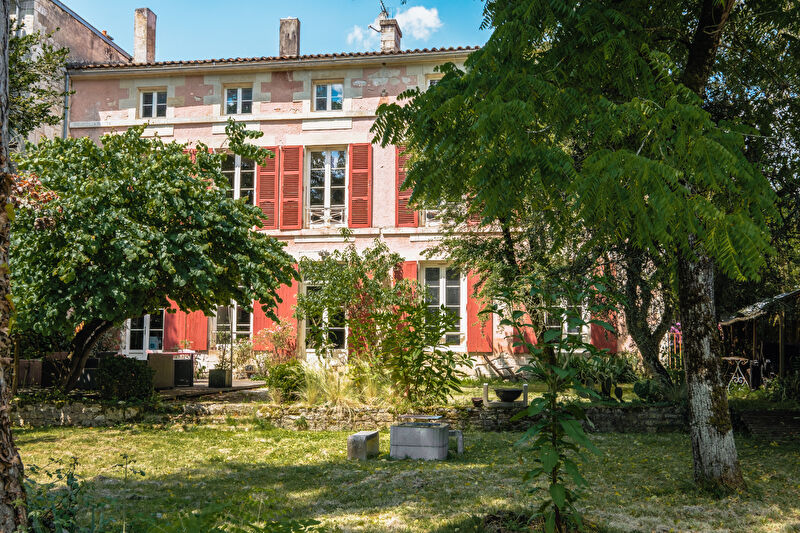 Charming family property offering a bucolic view of the Sèvre