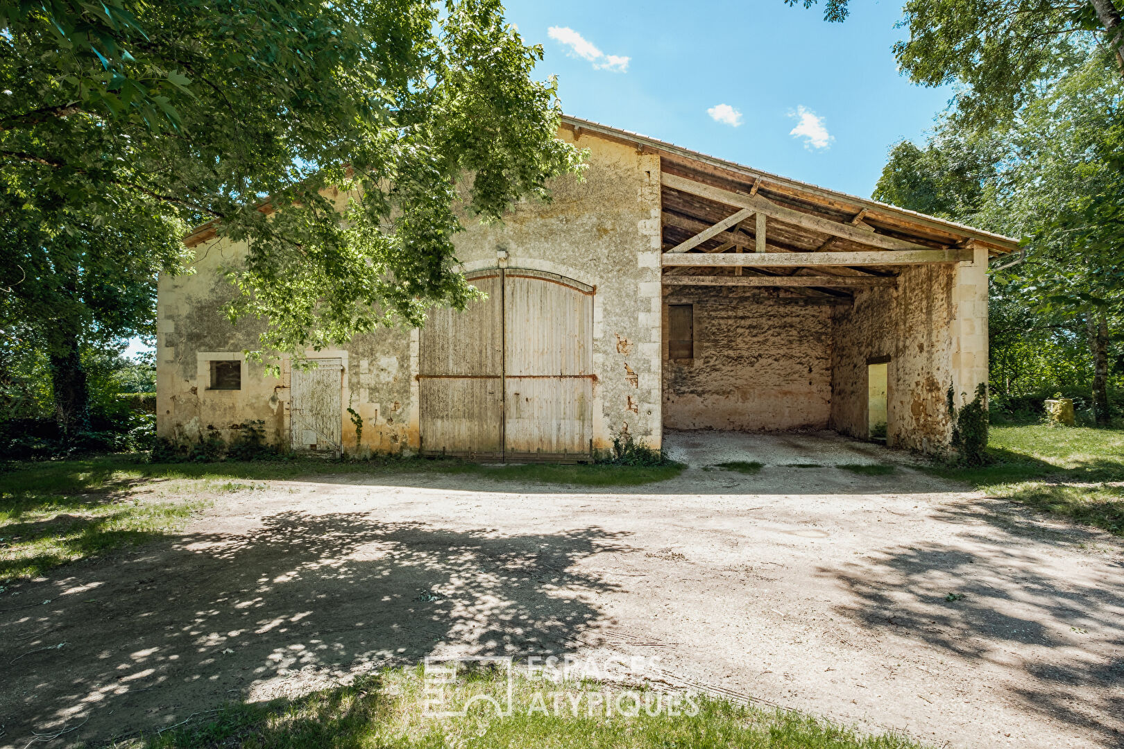 Elegant Charentaise and its outbuildings