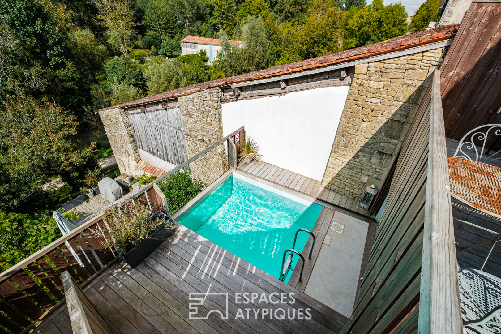 Maraîchine house suspended in nature