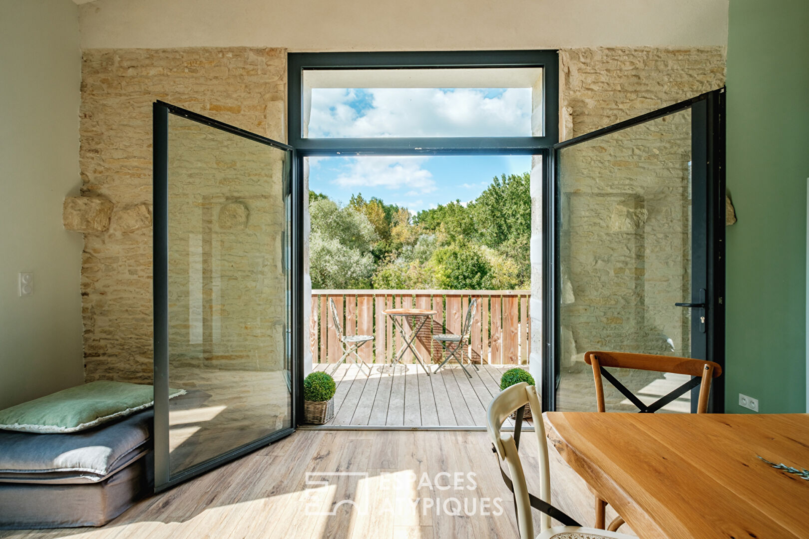 Maraîchine house suspended in nature