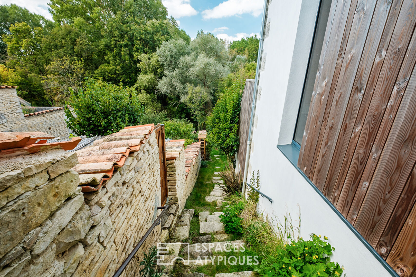 Maraîchine house suspended in nature