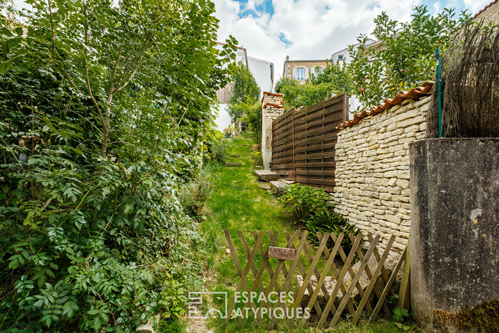 Maraîchine house suspended in nature