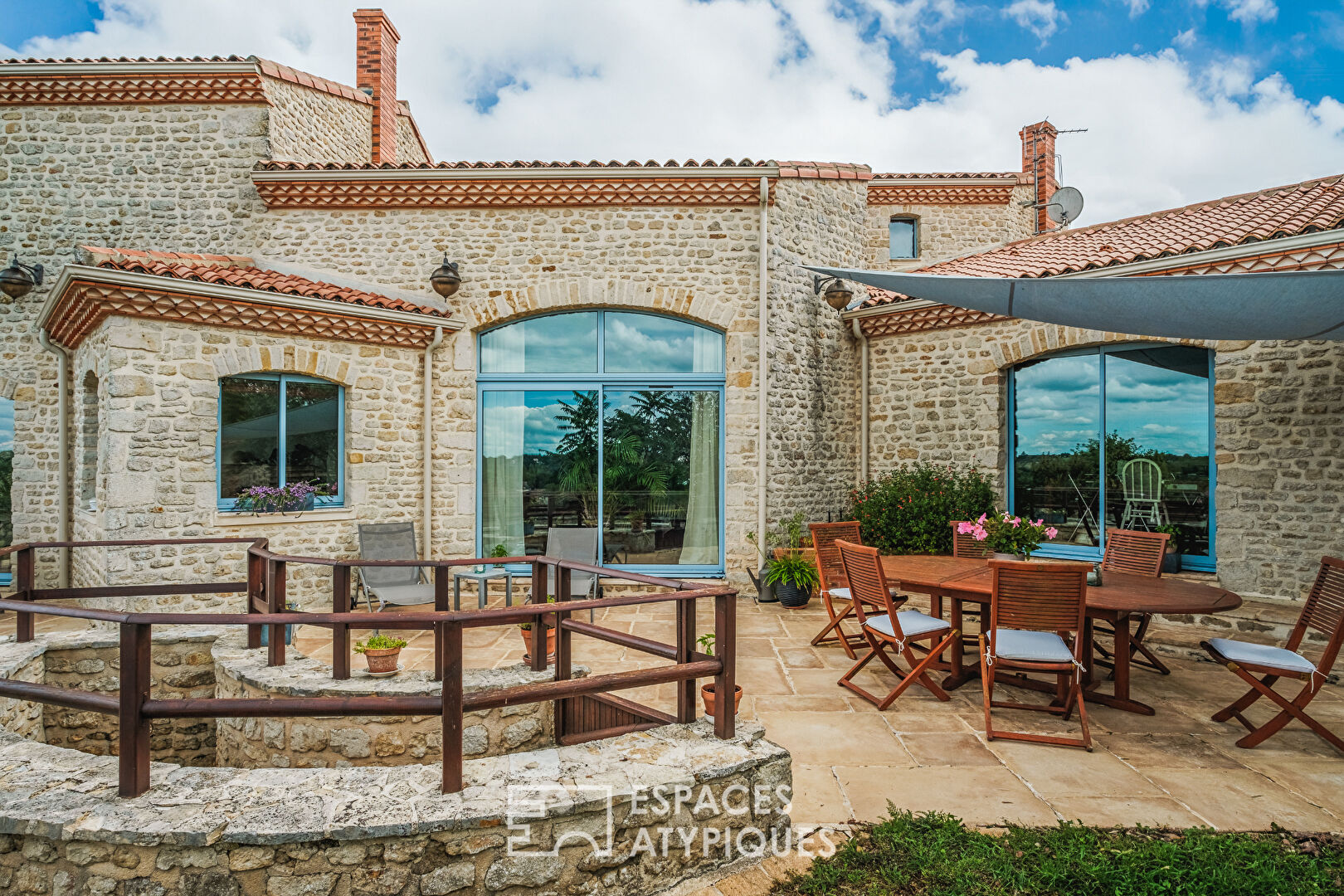 Maison de charme en moellons à l’abri des regards et son annexe