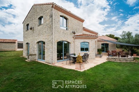 Maison de charme en moellons à l’abri des regards et son annexe