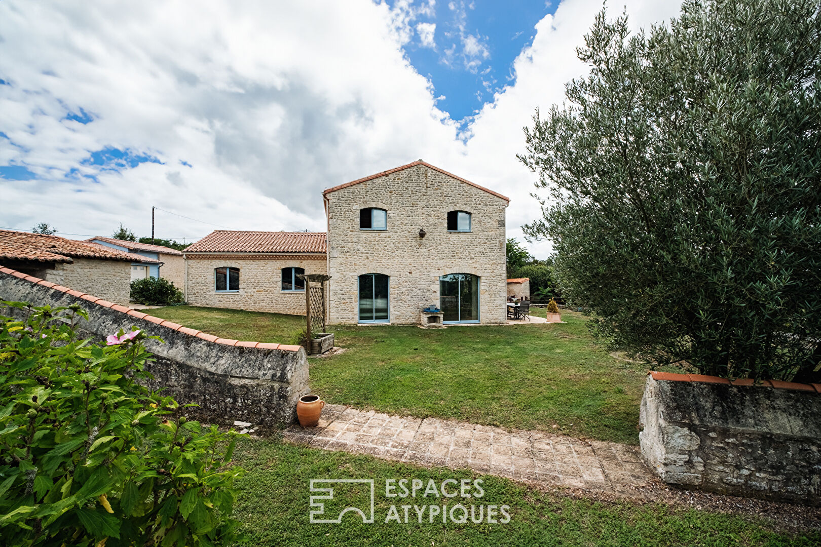 Maison de charme en moellons à l’abri des regards et son annexe