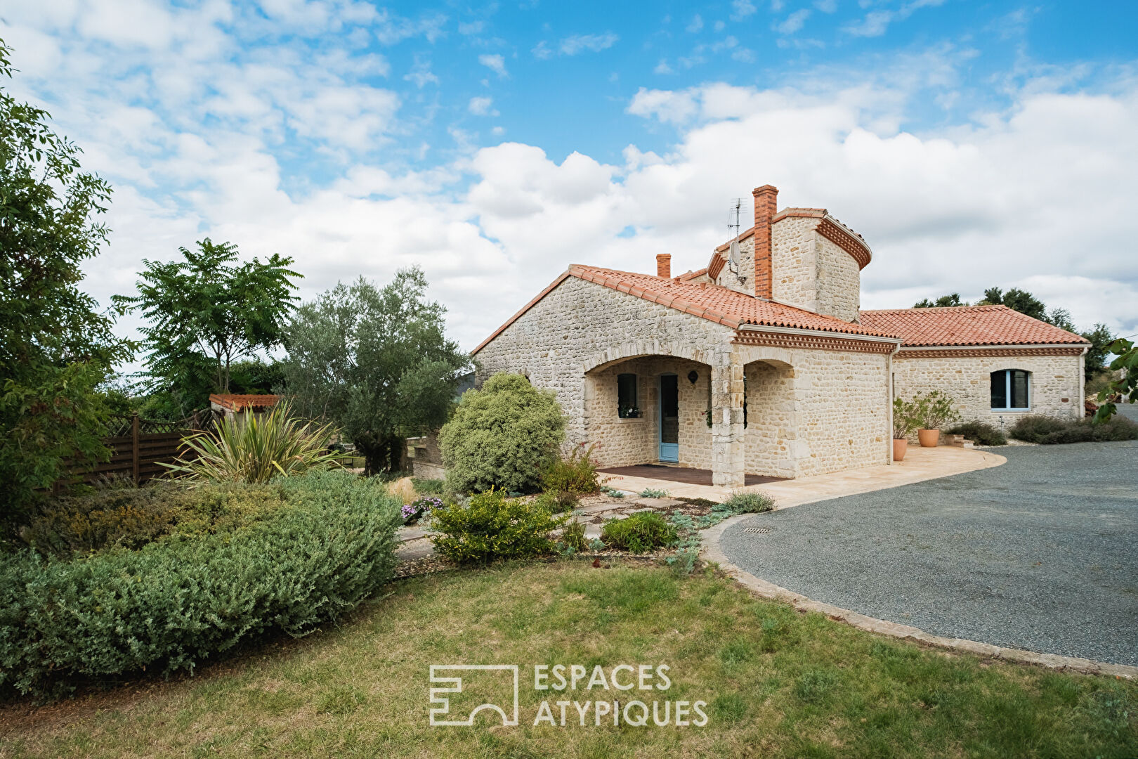 Maison de charme en moellons à l’abri des regards et son annexe