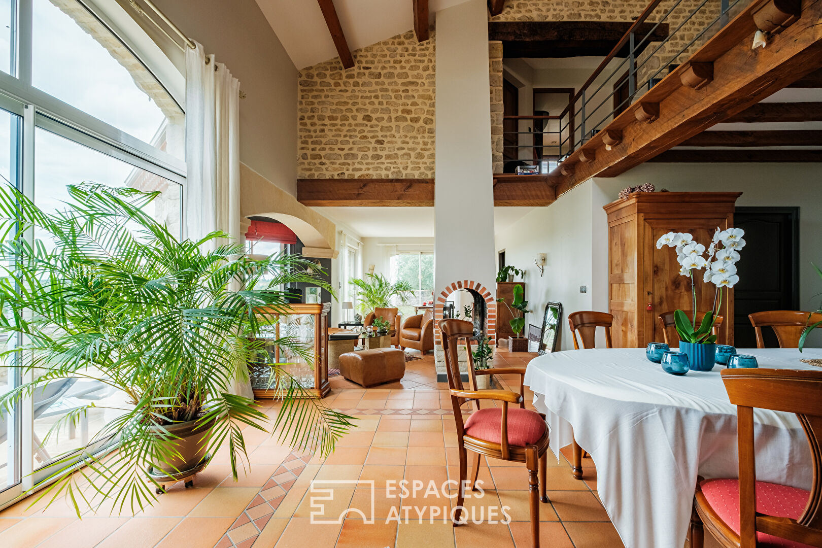 Maison de charme en moellons à l’abri des regards et son annexe