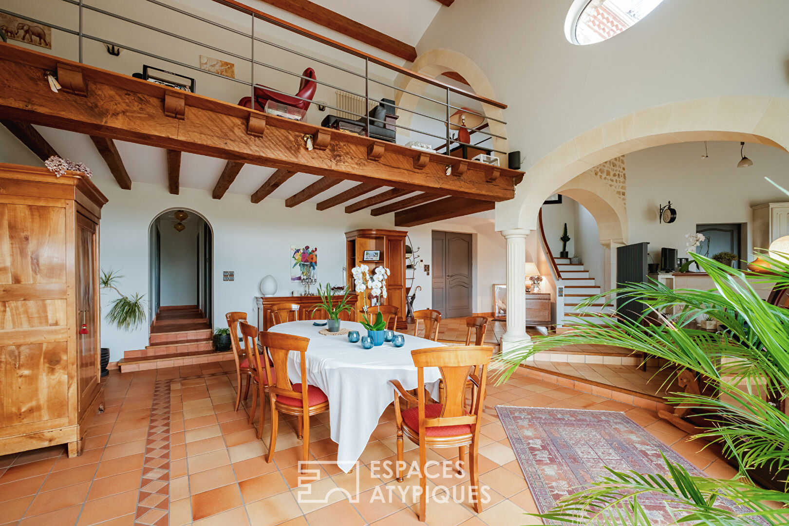 Maison de charme en moellons à l’abri des regards et son annexe