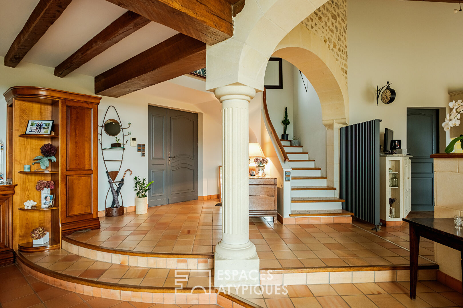 Maison de charme en moellons à l’abri des regards et son annexe