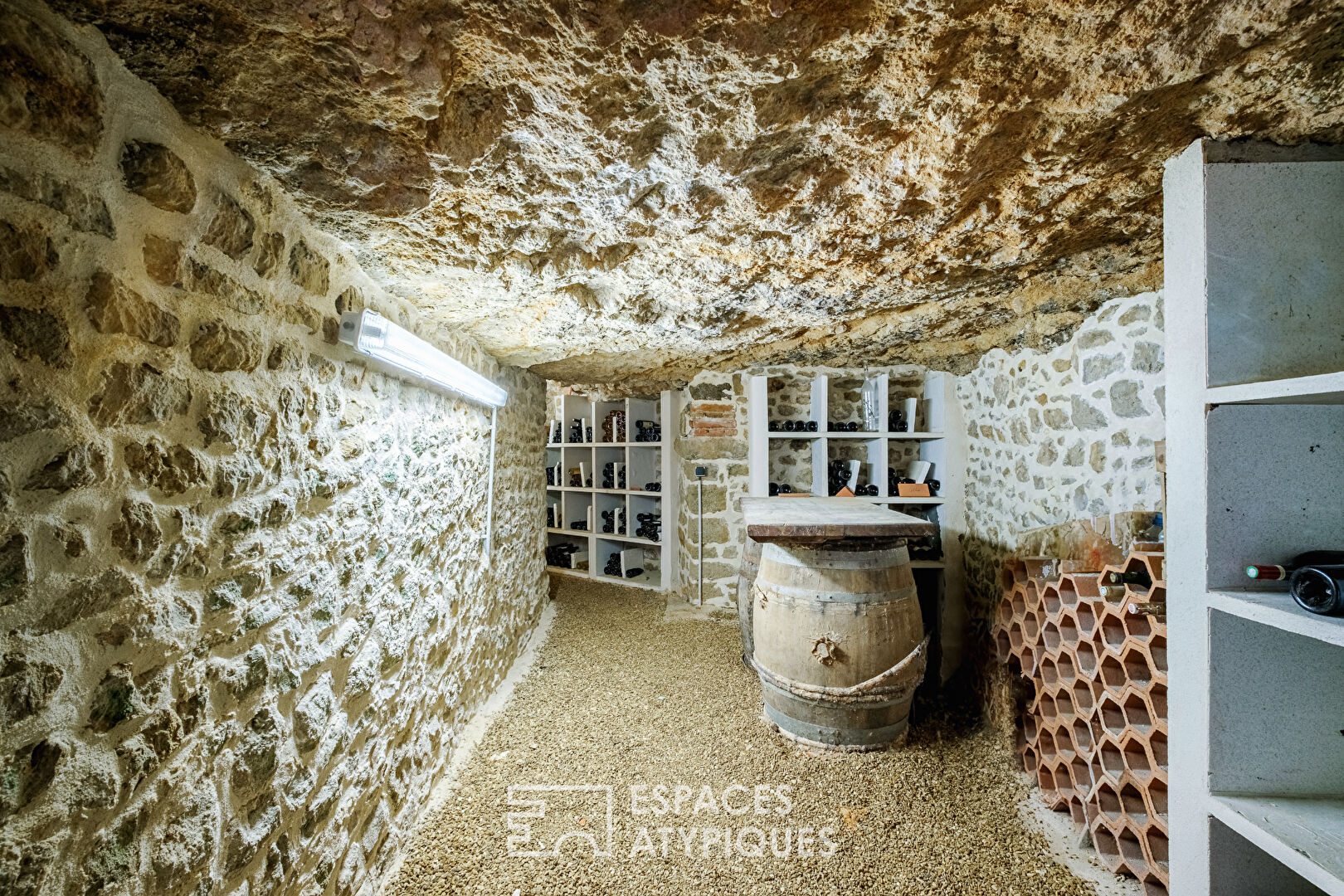 Maison de charme en moellons à l’abri des regards et son annexe