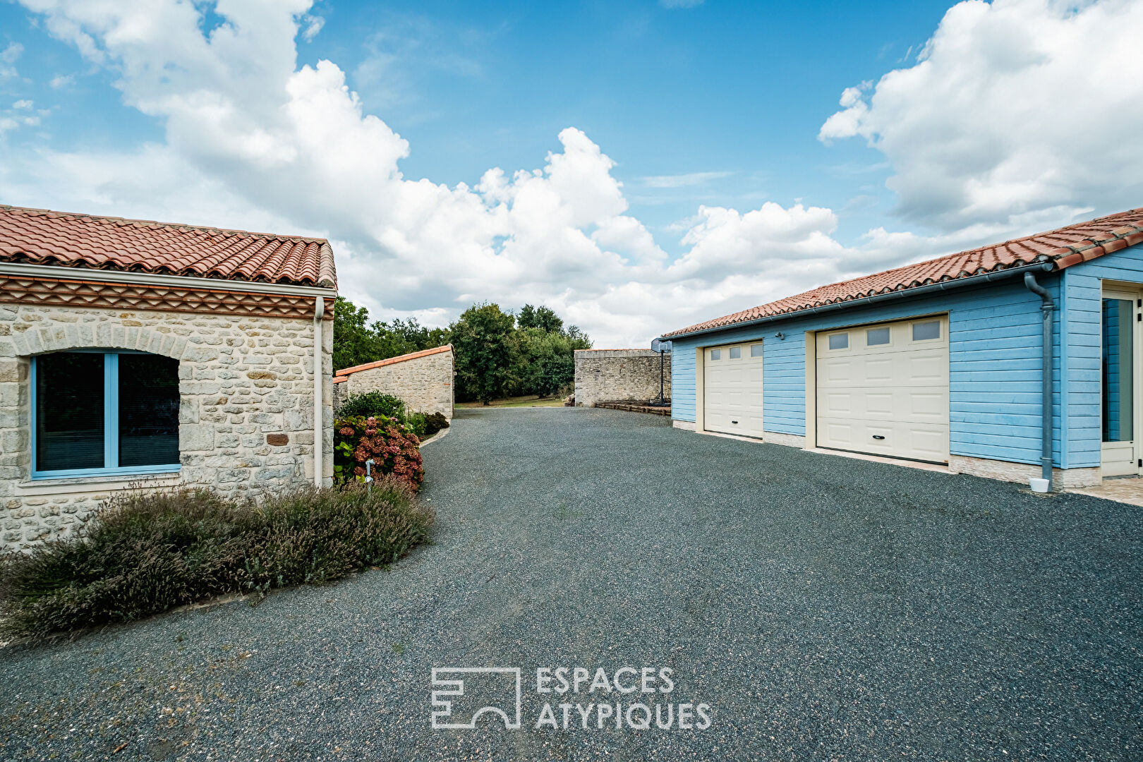 Maison de charme en moellons à l’abri des regards et son annexe