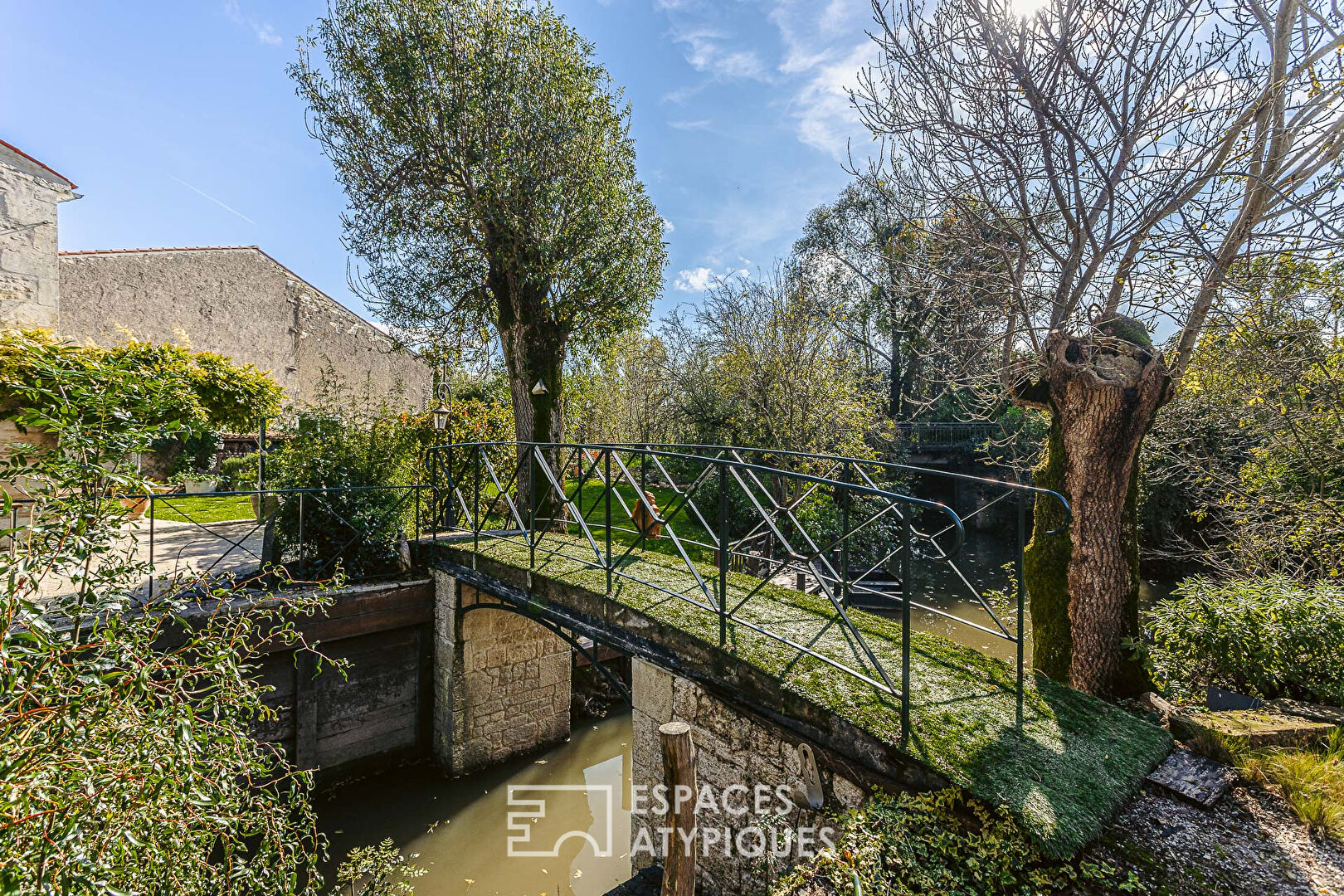 Farmhouse, its cellar and its bank in the Poitevin marsh