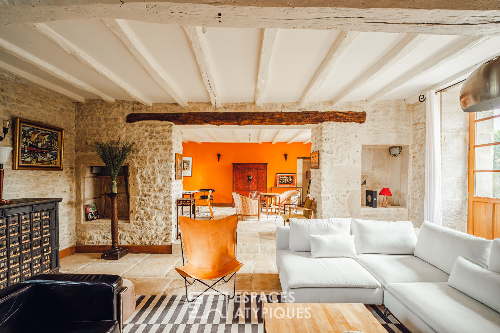 Ancien logis du XIIIème dans un village dynamique