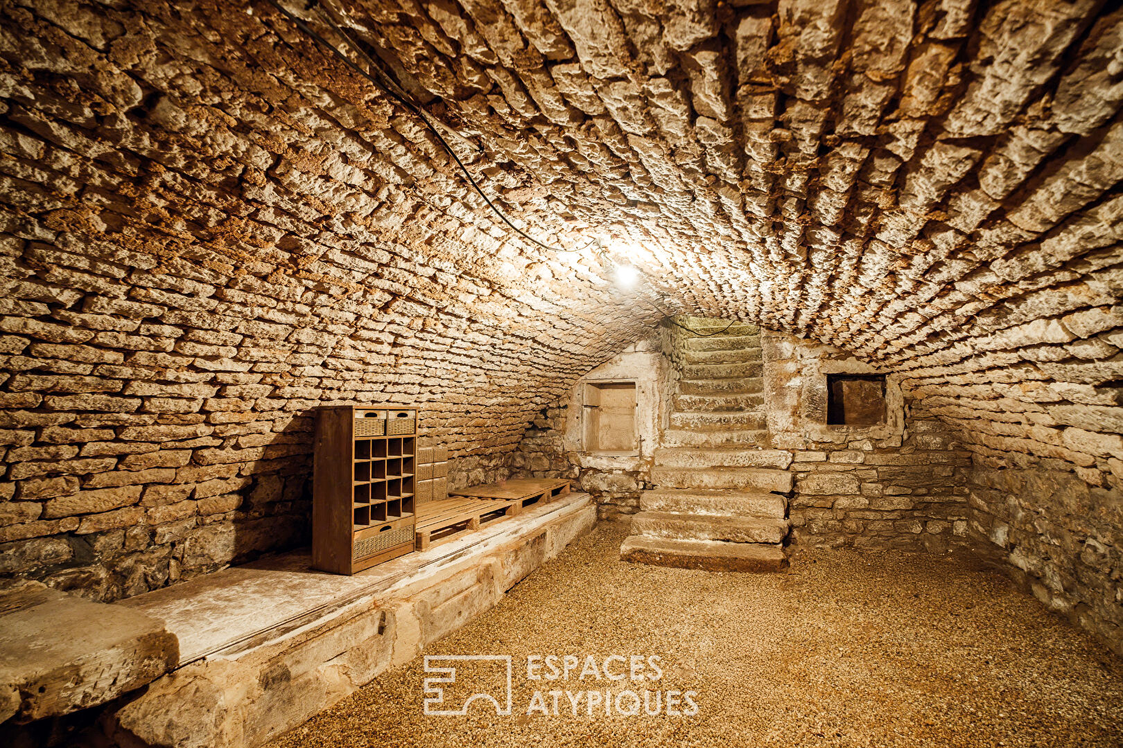 Ancien logis du XIIIème dans un village dynamique