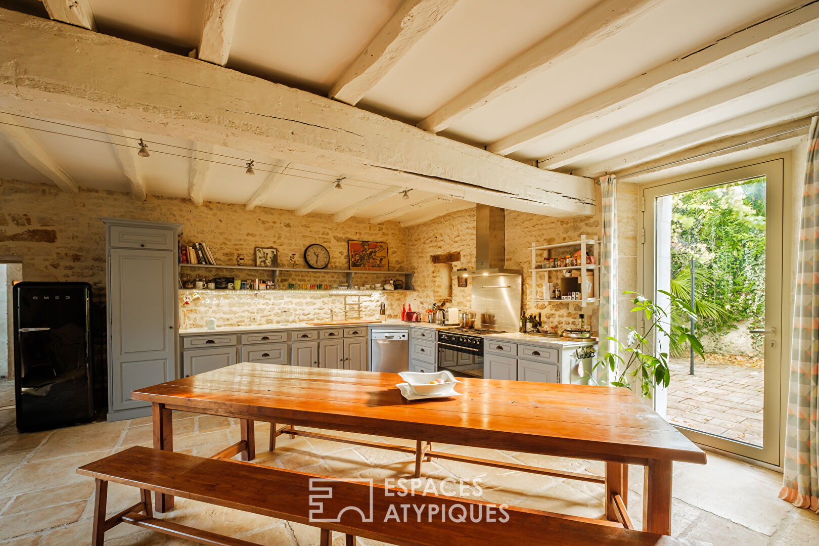 Ancien logis du XIIIème dans un village dynamique