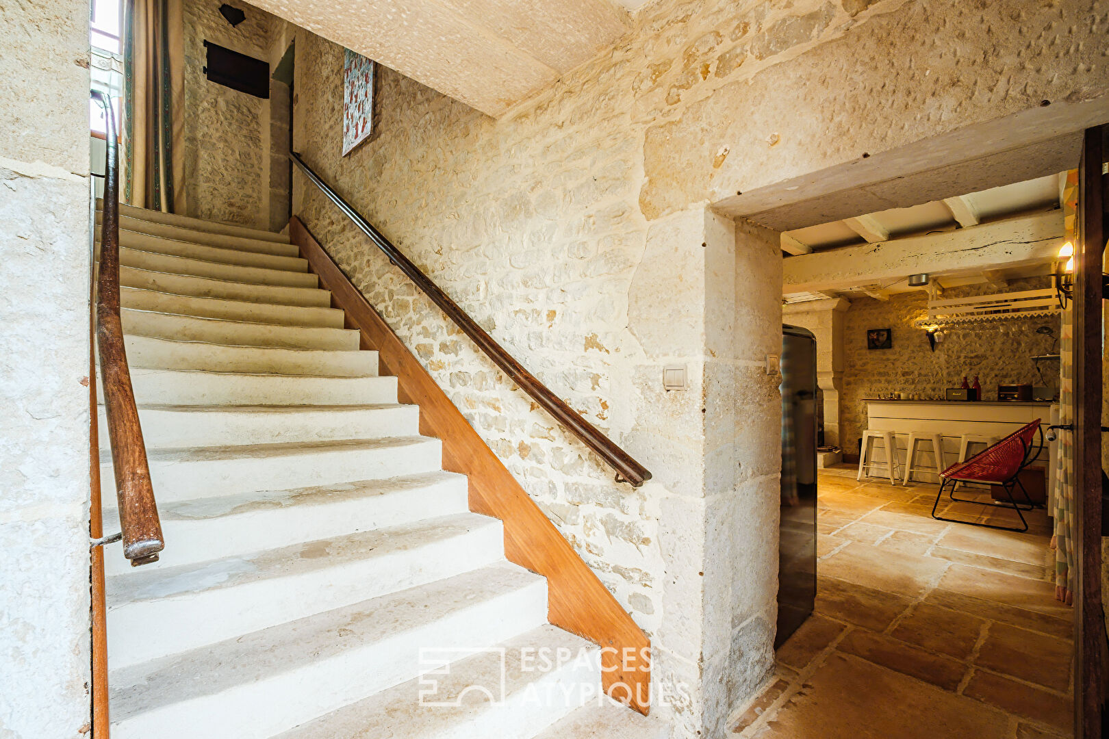 Ancien logis du XIIIème dans un village dynamique