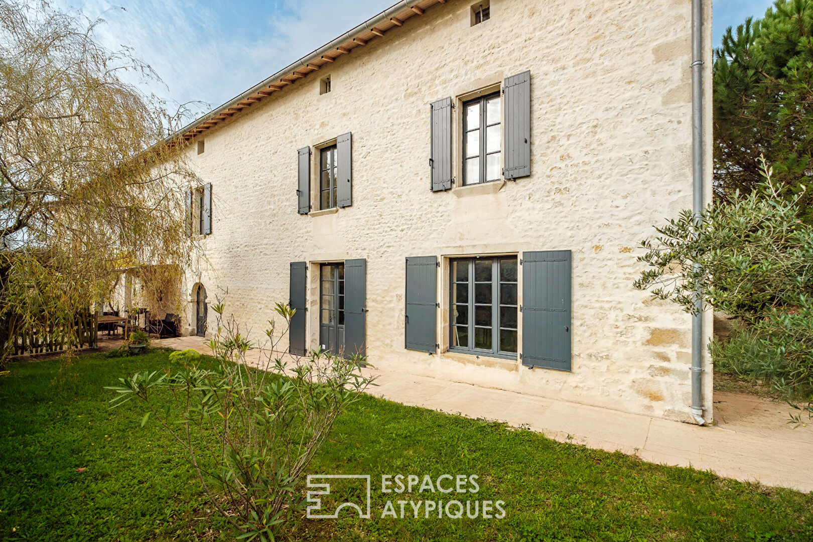 Ancien logis du XIIIème dans un village dynamique