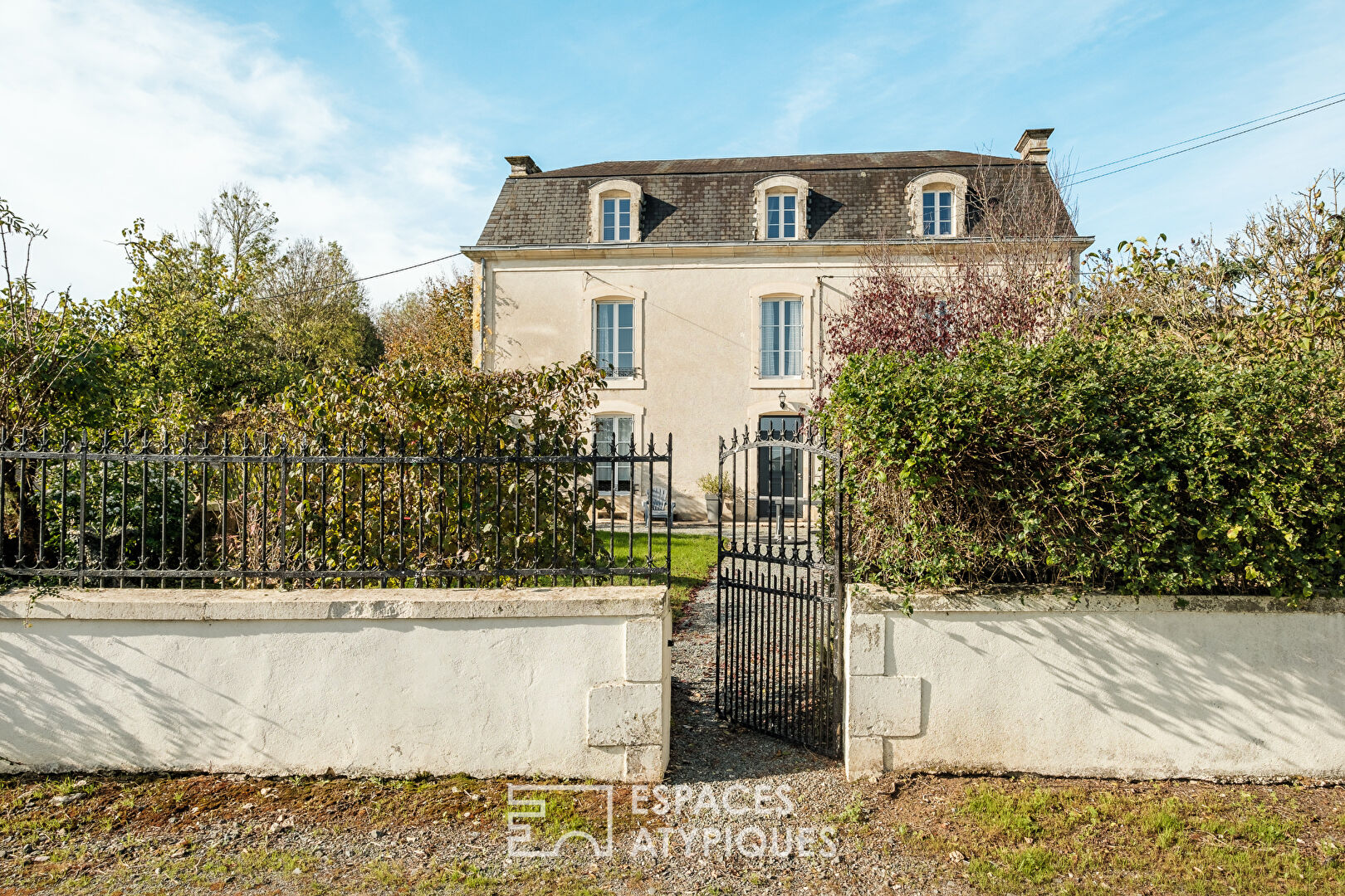 Maison de maître imposante au coeur de la campagne