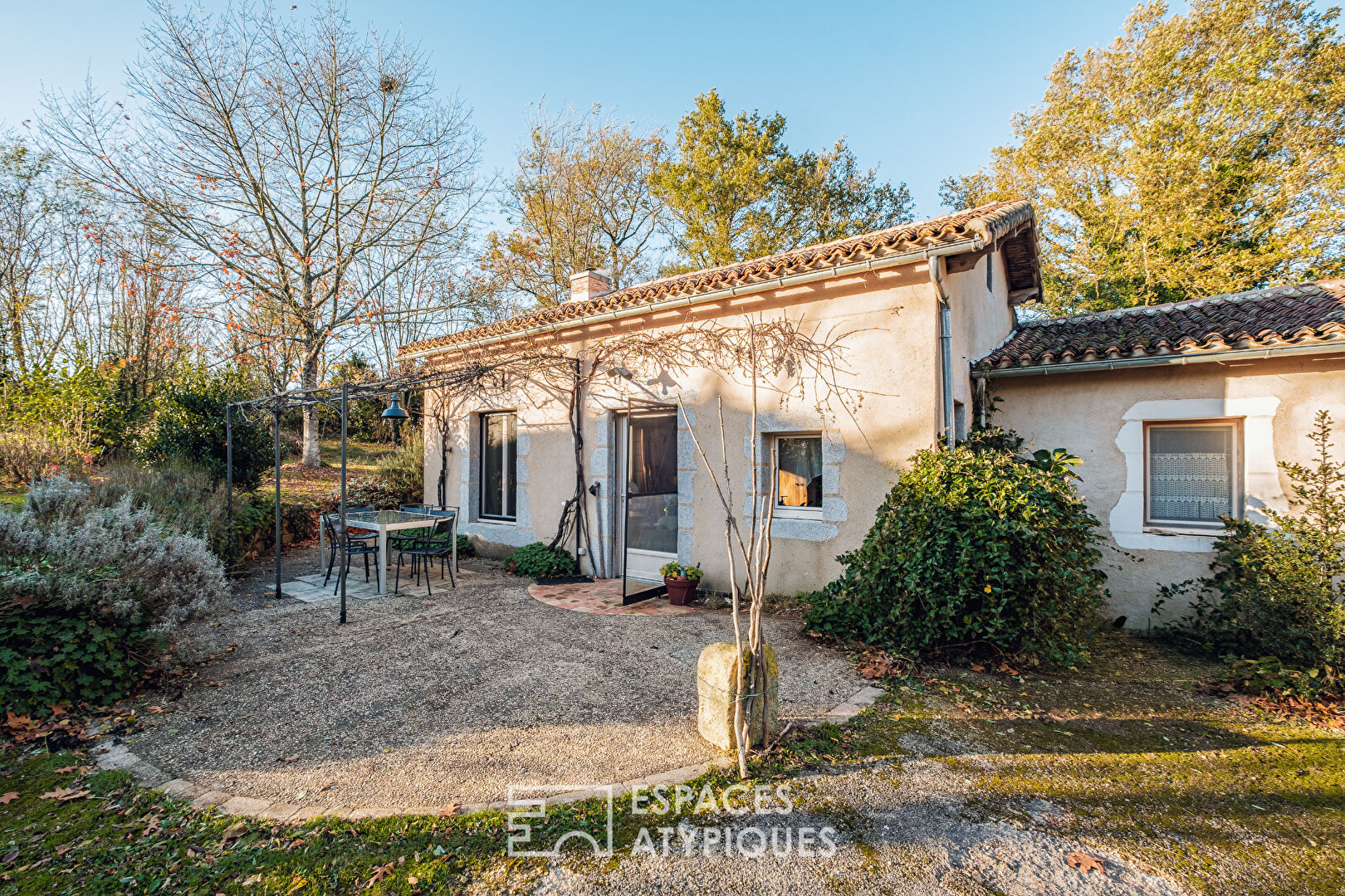 Propriété avec gîtes et piscine au charme bucolique