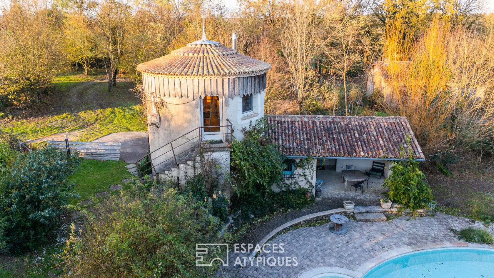 Propriété avec gîtes et piscine au charme bucolique