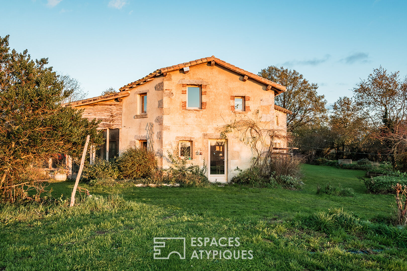 Propriété avec gîtes et piscine au charme bucolique