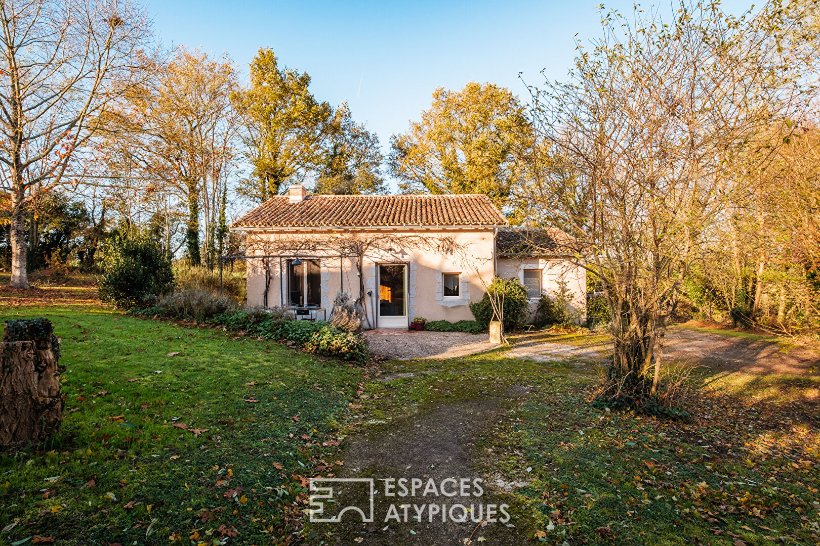 Propriété avec gîtes et piscine au charme bucolique