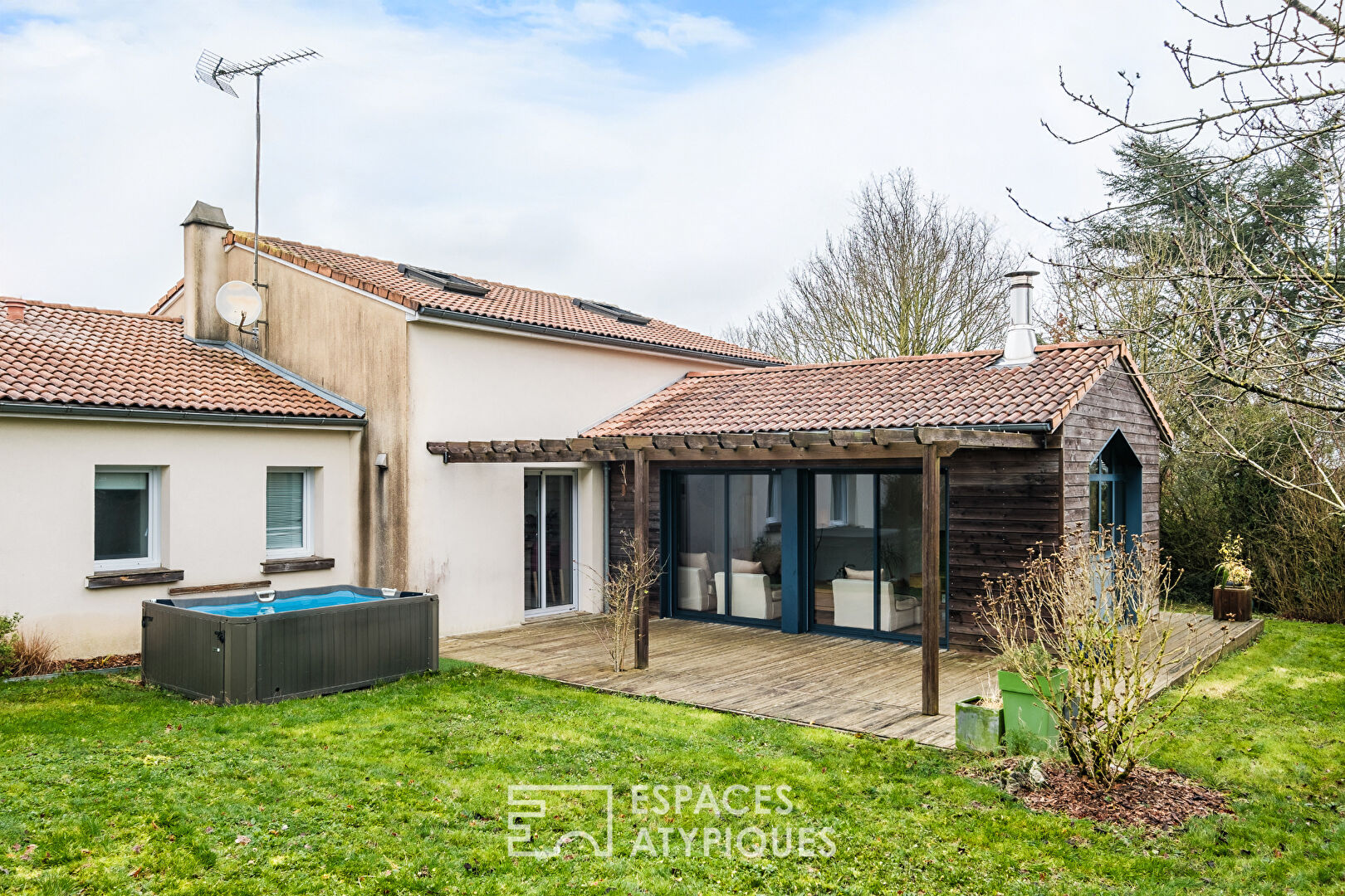 Maison dans un quartier calme avec jardin et jacuzzi