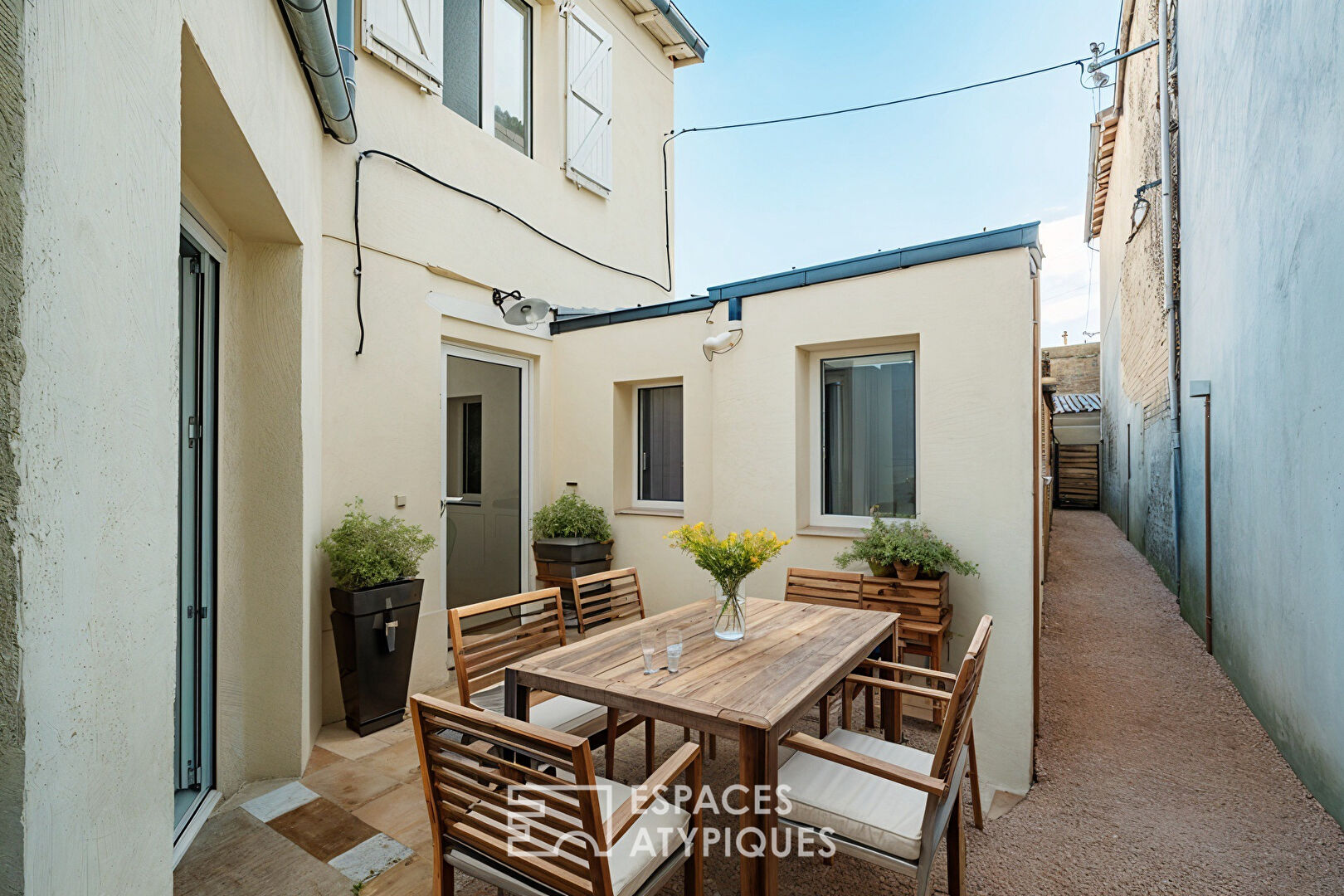 Charming little renovated house in the heart of town