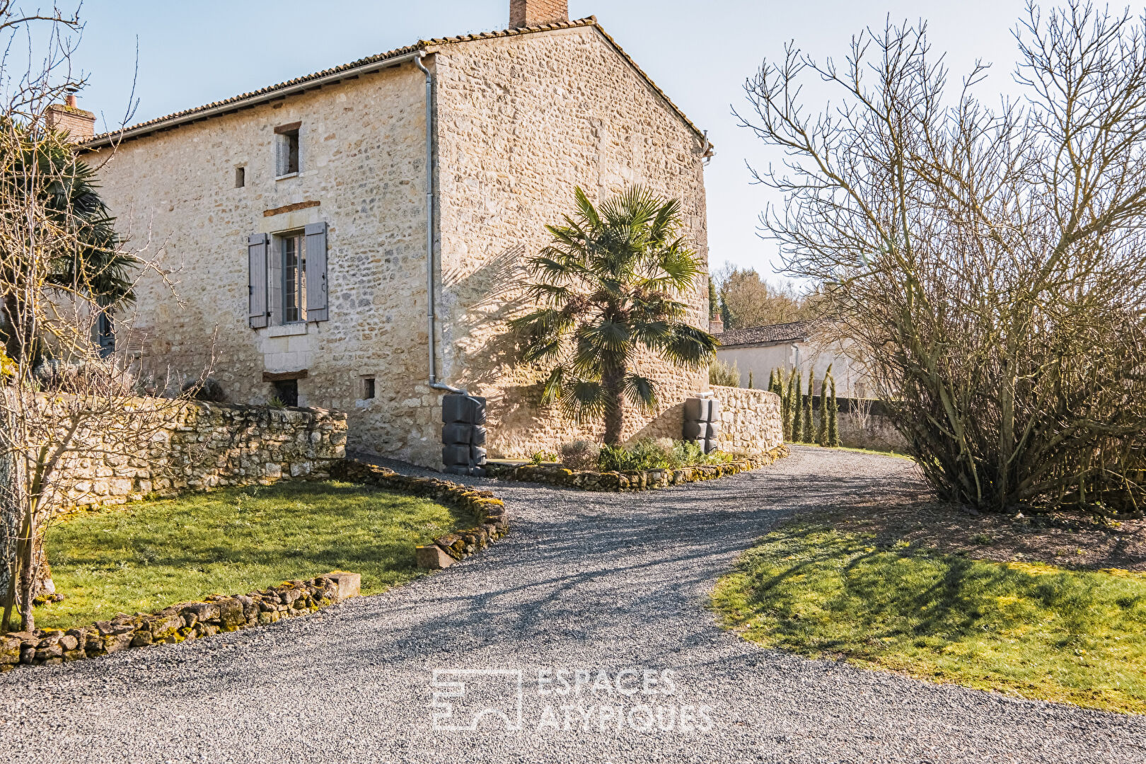 Maison en pierre et son jardin arboré