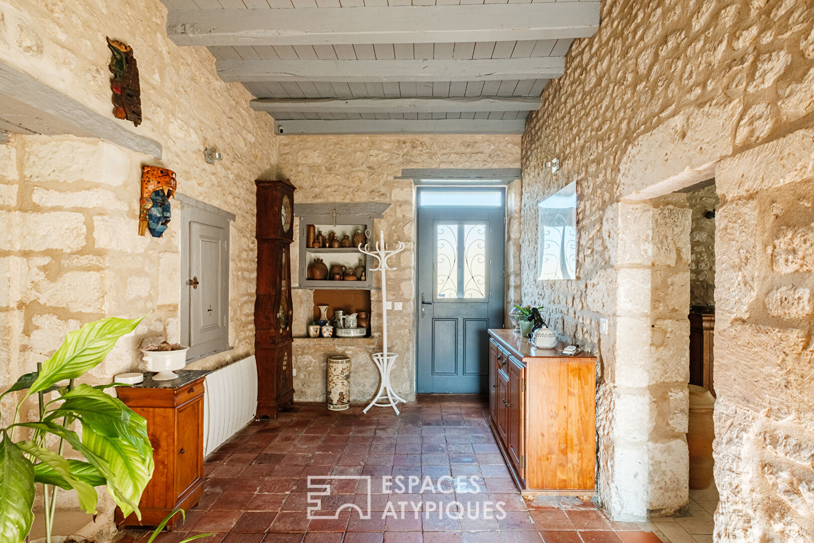 Maison en pierre et son jardin arboré