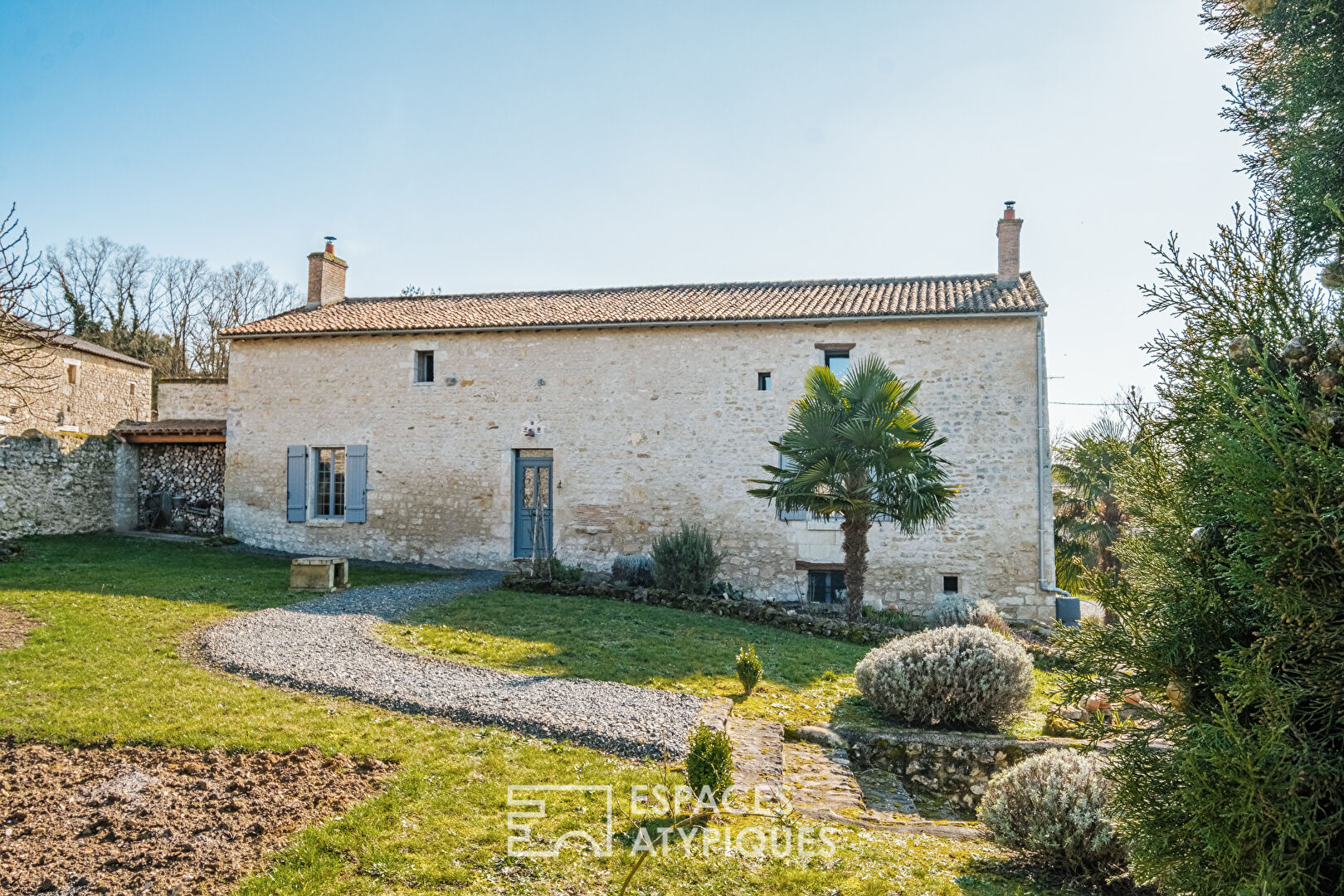 Maison en pierre et son jardin arboré