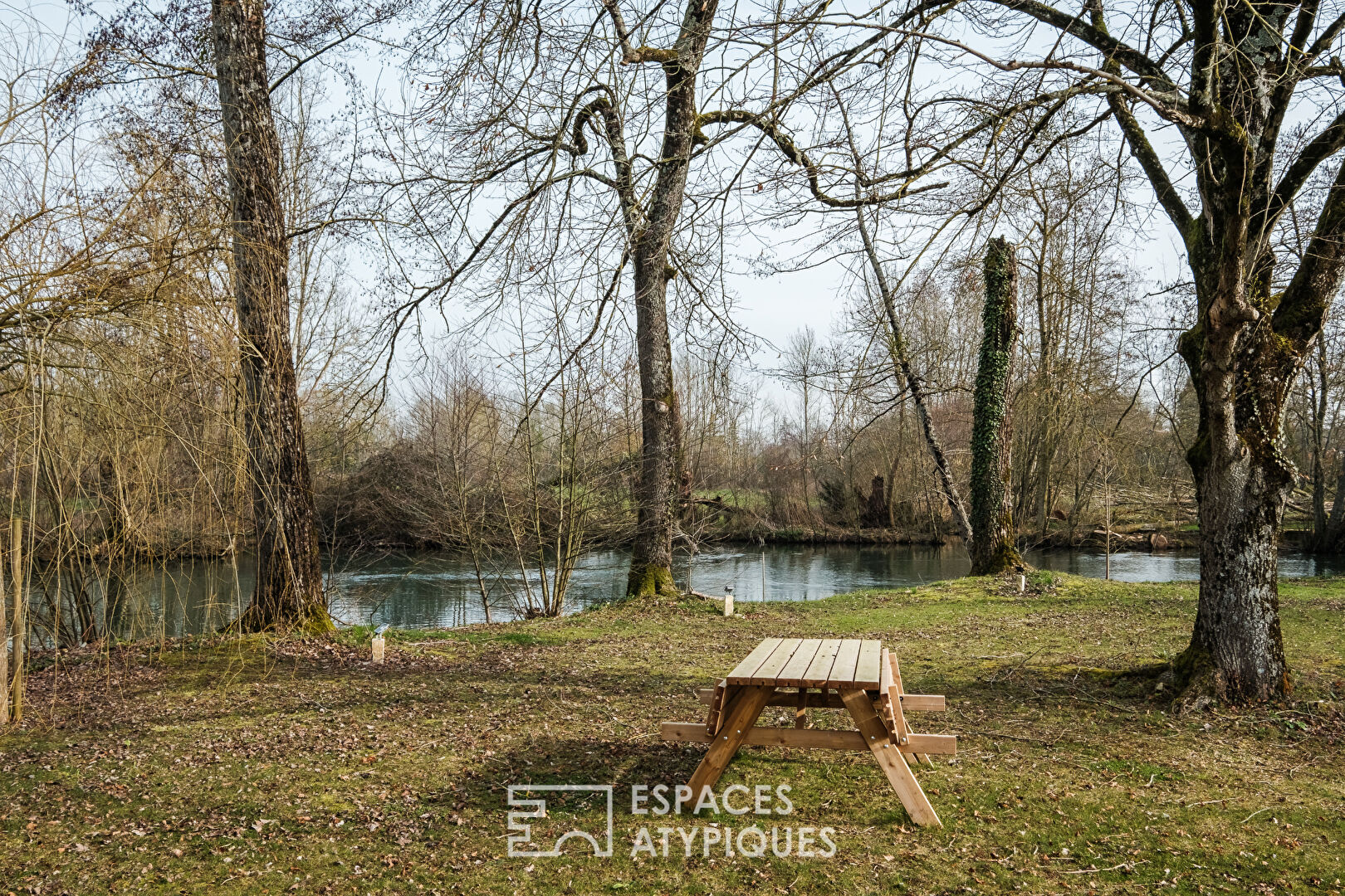 Maison rénovée des années 50 et son parc en bord de Sèvre