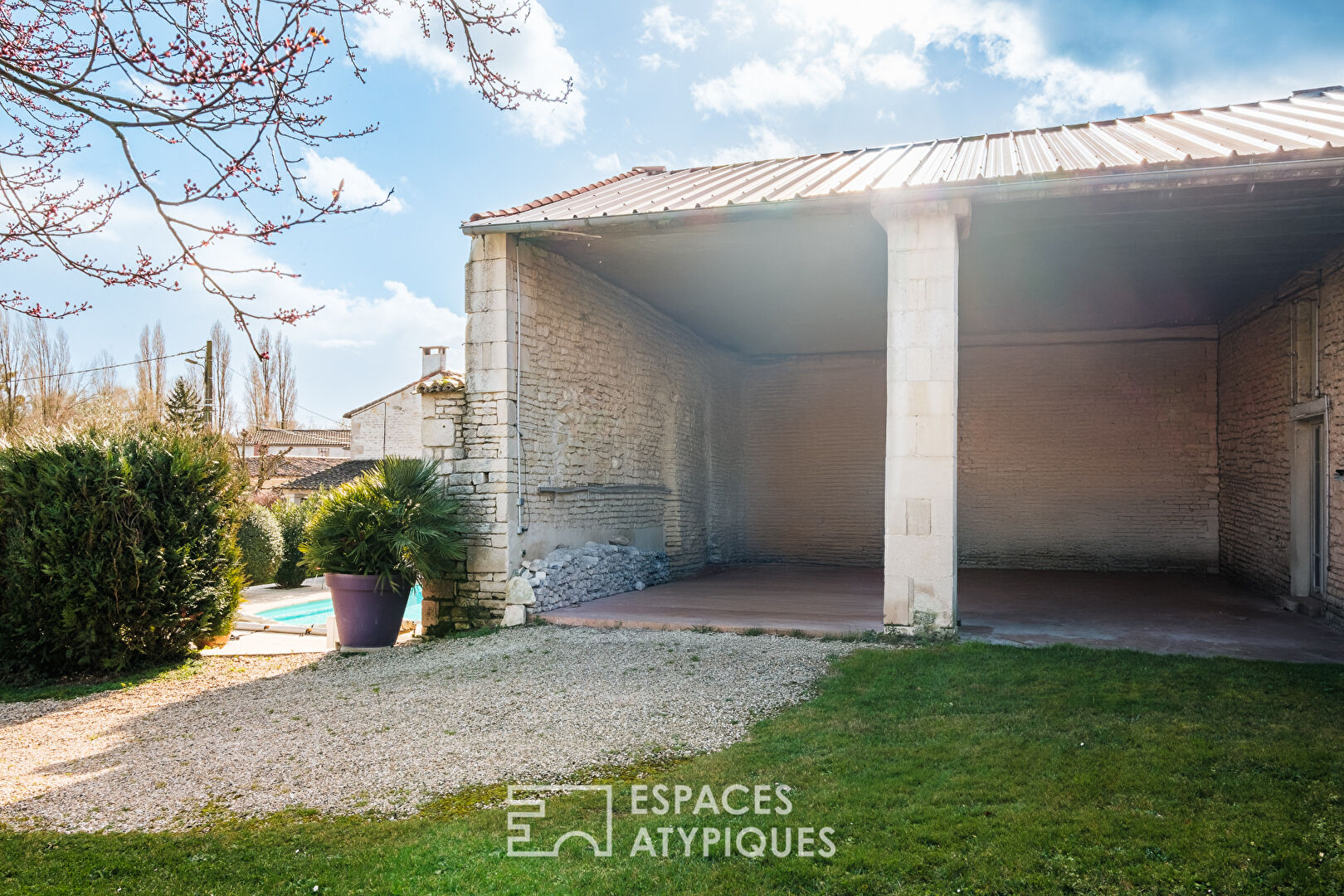 Ancien corps de ferme avec piscine