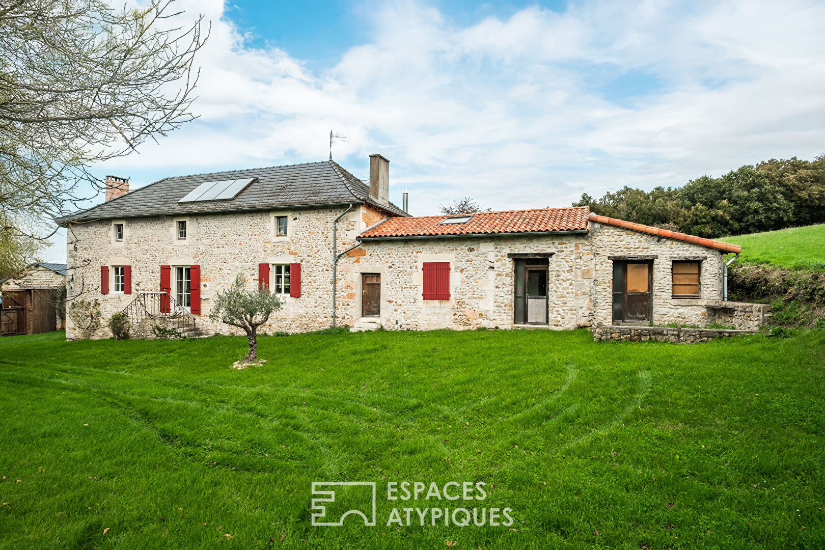 Poitevin farm and its outbuildings nestled in the heart of nature