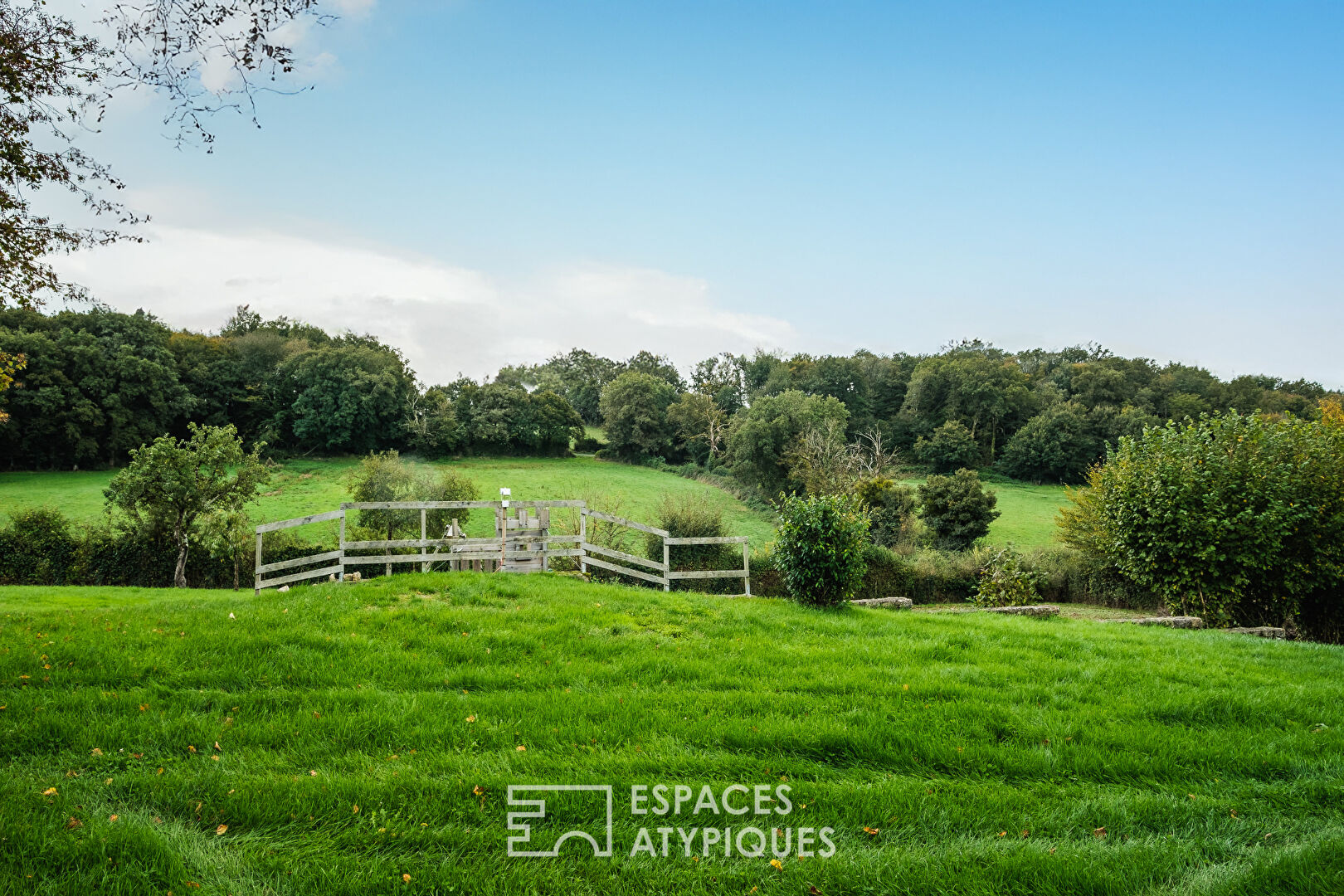 Poitevin farm and its outbuildings nestled in the heart of nature