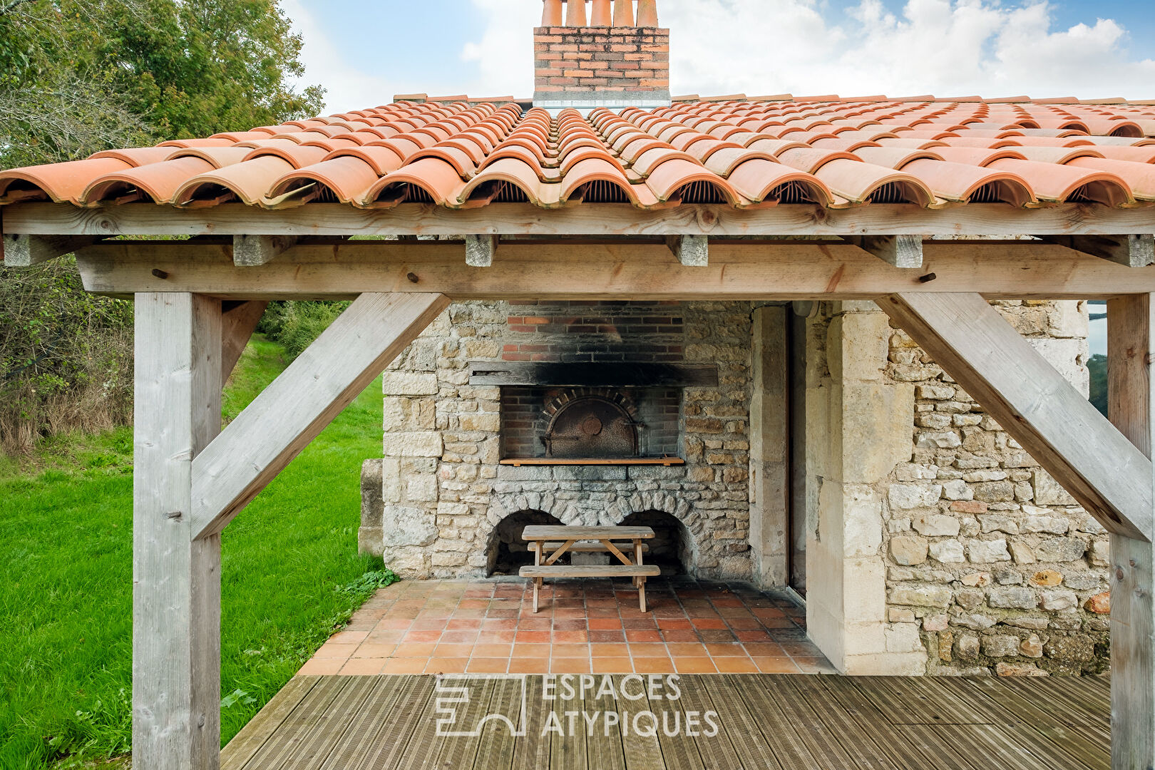 Poitevin farm and its outbuildings nestled in the heart of nature